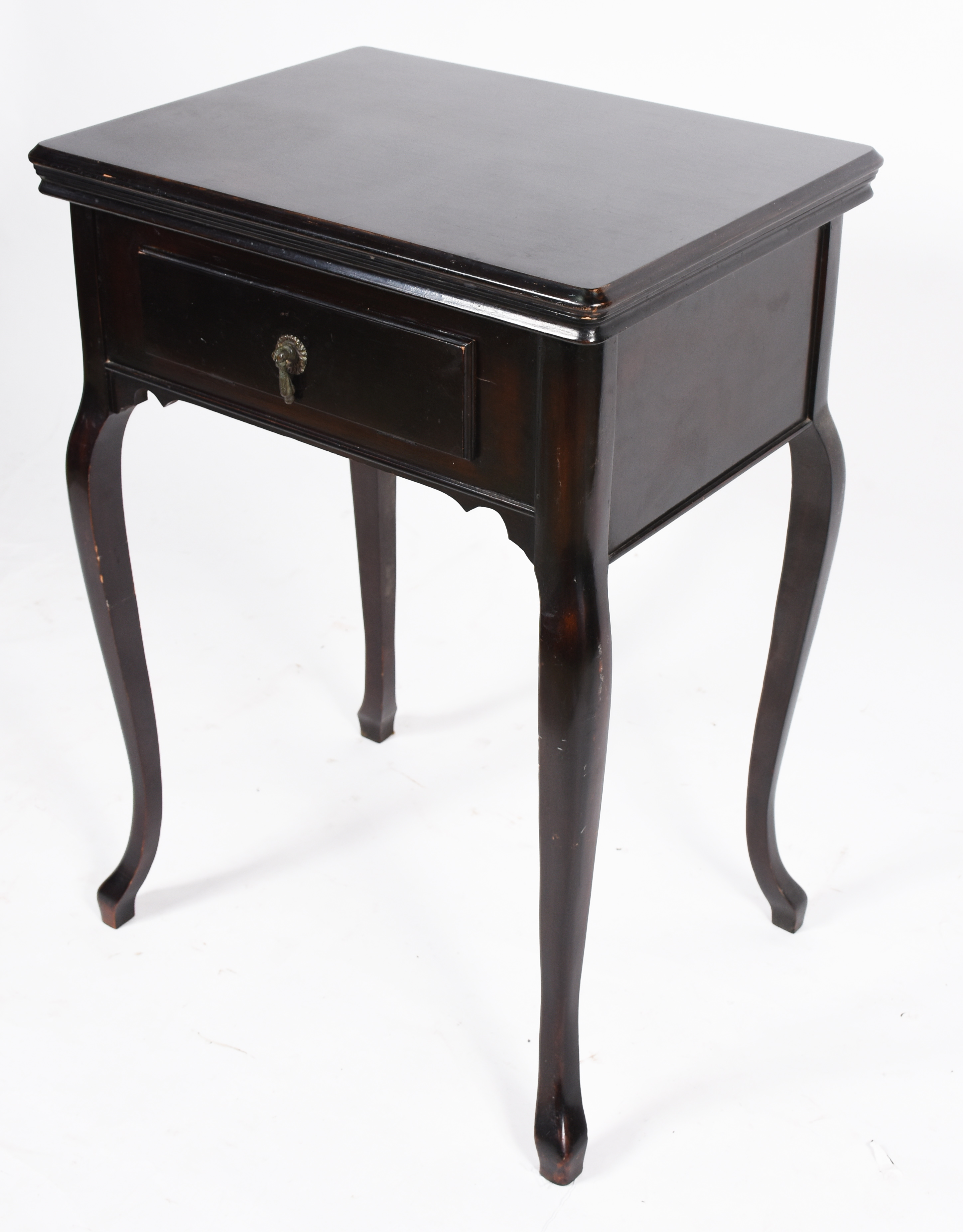 Mesa costureira de madeira nobre, máquina de costura SINGER embutida... - foto 1 de 7