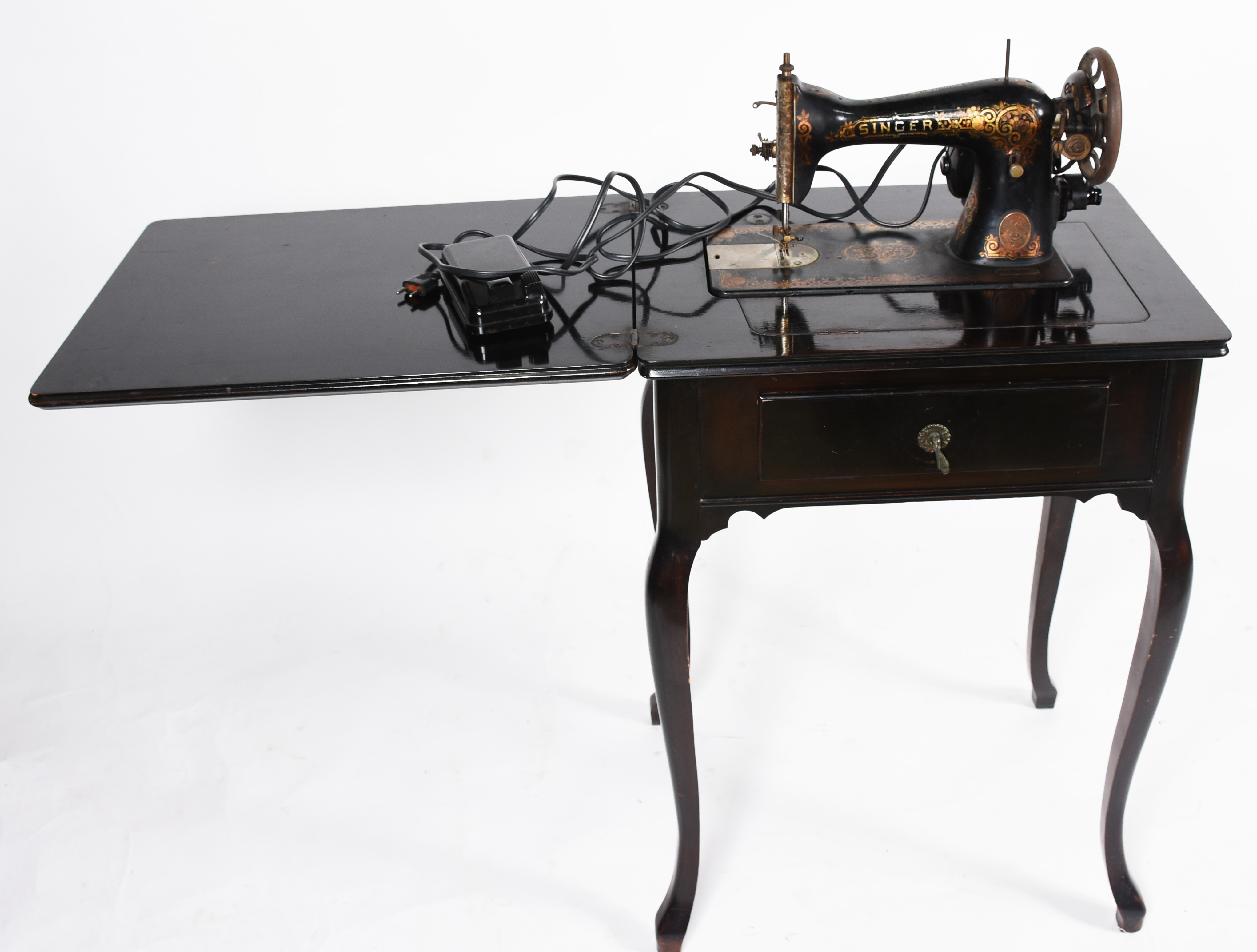 Mesa costureira de madeira nobre, máquina de costura SINGER embutida... - foto 2 de 7