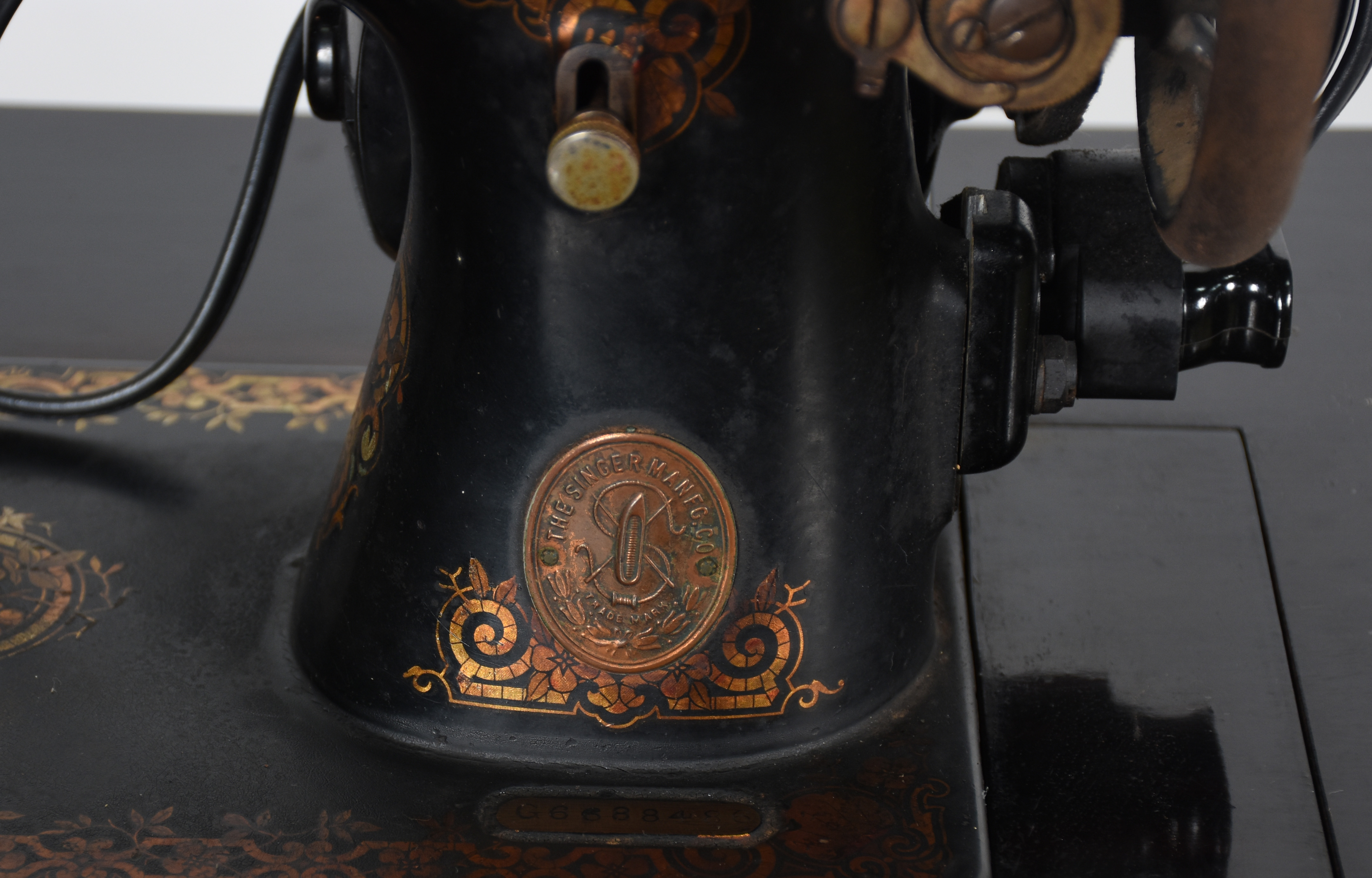 Mesa costureira de madeira nobre, máquina de costura SINGER embutida... - foto 4 de 7