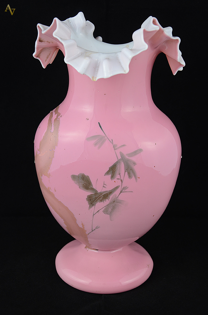 Vaso de opalina rosa com figura feminina de biscuit em relevo... - foto 2 de 4