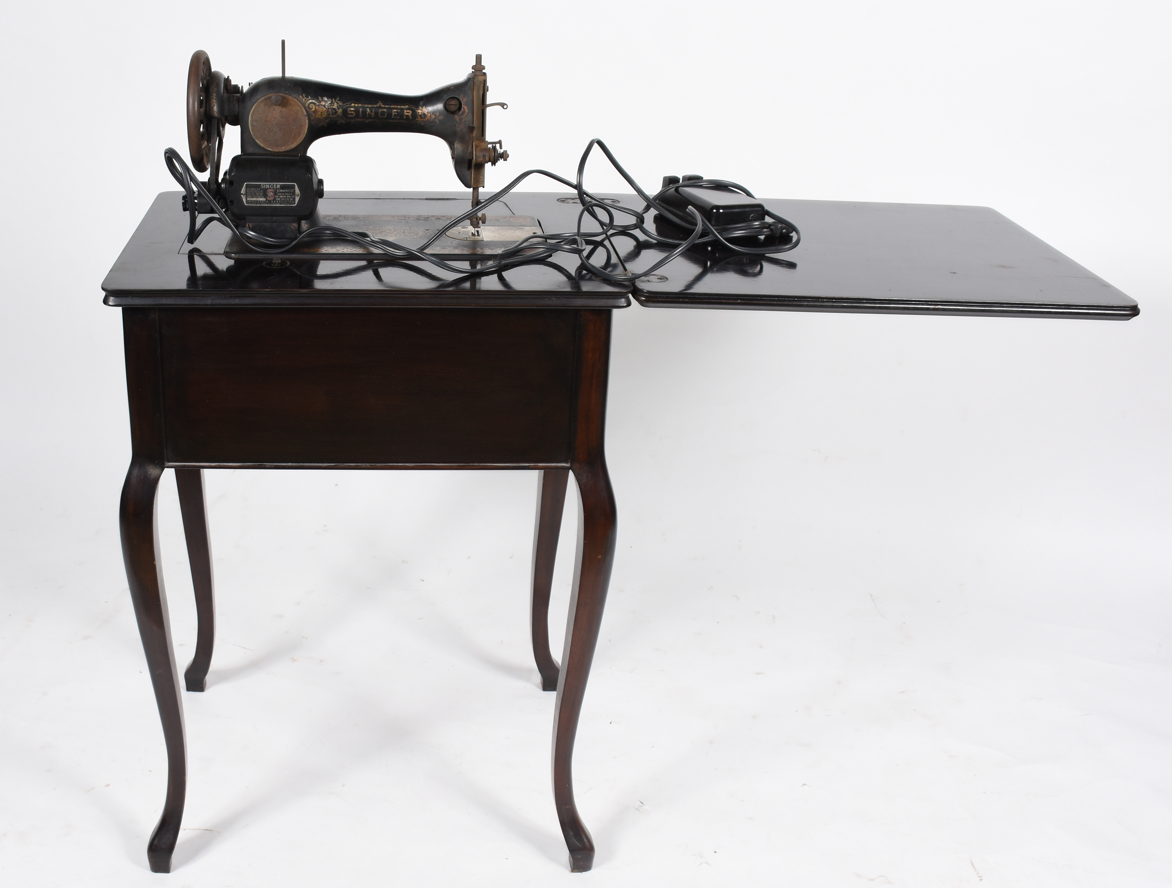 Mesa costureira de madeira nobre, máquina de costura SINGER embutida... - foto 6 de 7