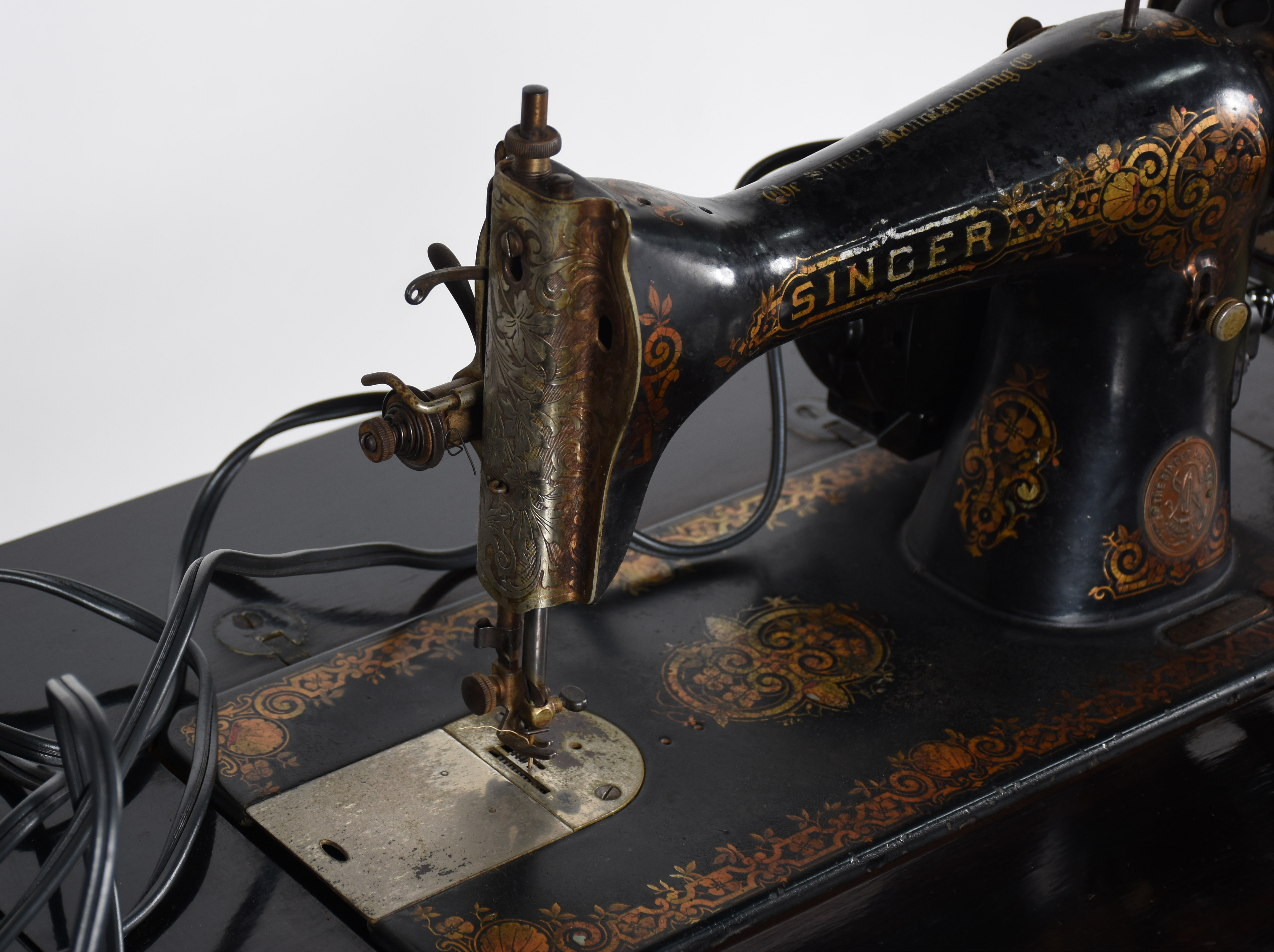 Mesa costureira de madeira nobre, máquina de costura SINGER embutida... - foto 7 de 7