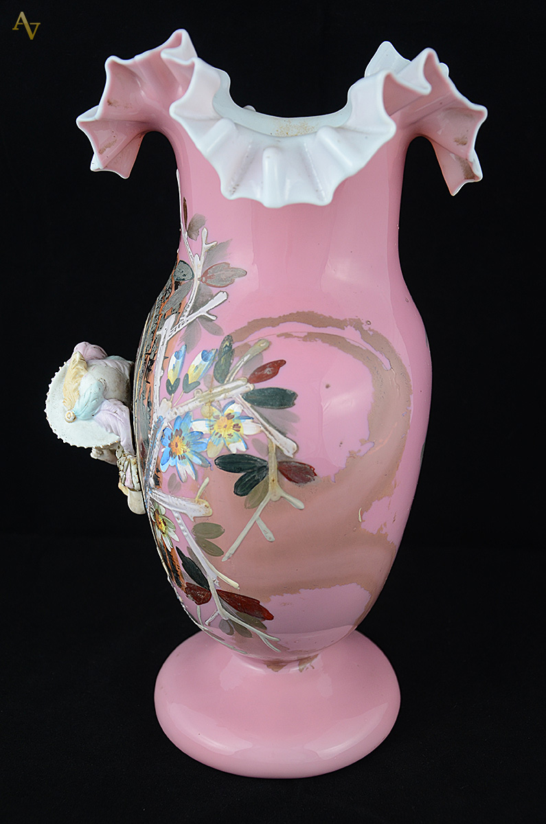 Vaso de opalina rosa com figura feminina de biscuit em relevo... - foto 4 de 4