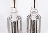 Par de licoreiras Art Deco de cristal europeu f... - Par de licoreiras Art Deco de cristal europeu facetado com faixas pretas trabalhadas.
