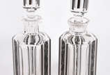 Par de licoreiras Art Deco de cristal europeu f... - Par de licoreiras Art Deco de cristal europeu facetado com faixas pretas trabalhadas.