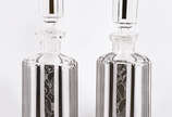 Par de licoreiras Art Deco de cristal europeu f... - Par de licoreiras Art Deco de cristal europeu facetado com faixas pretas trabalhadas.