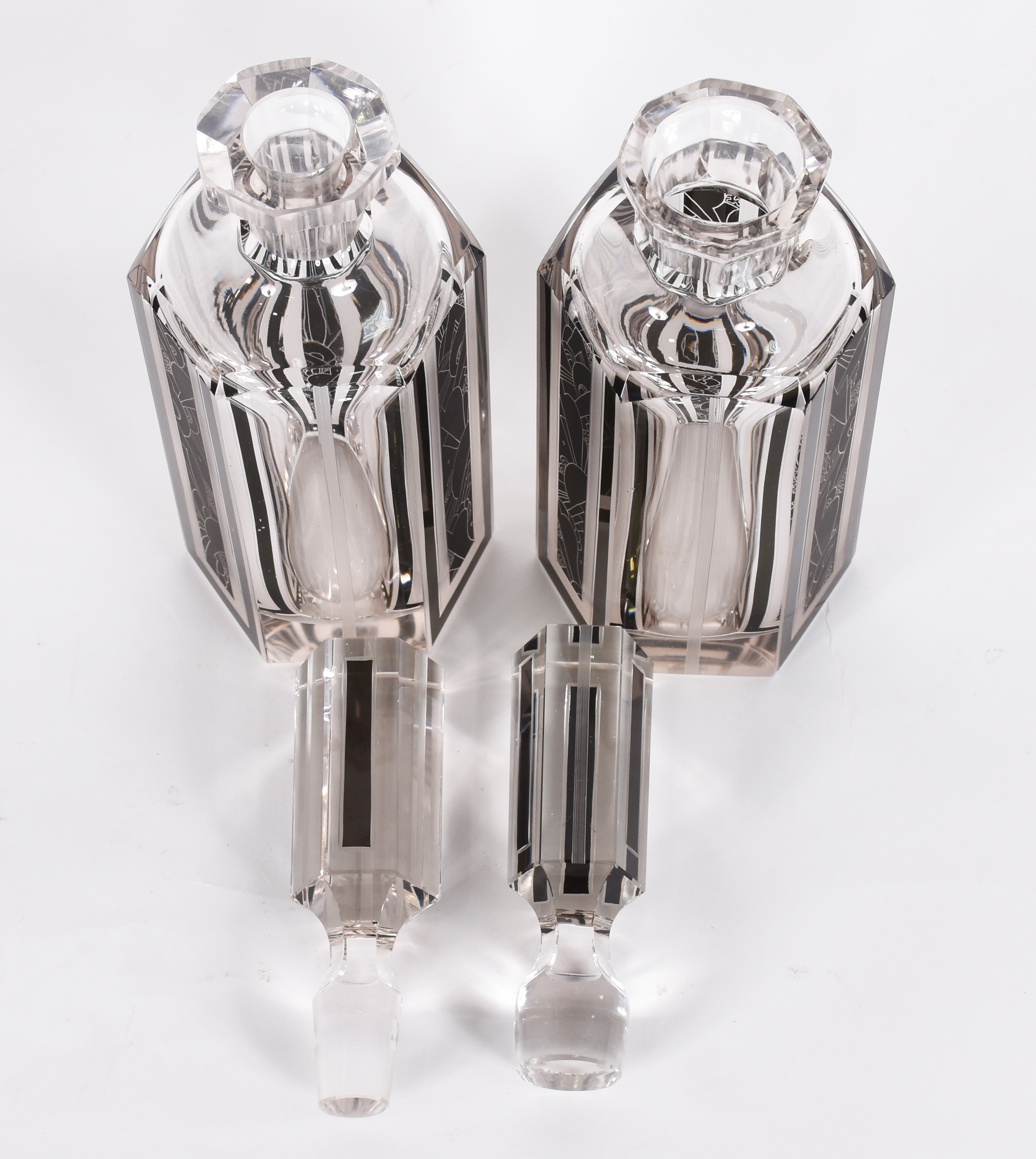 Par de licoreiras Art Deco de cristal europeu facetado com faixas... - foto 4 de 5