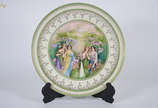 Medalhão de porcelana com figuras femininas em ... - Medalhão de porcelana com figuras femininas em policromia, borda com guirlandas com realces dourados, diâmetro 48 cm.