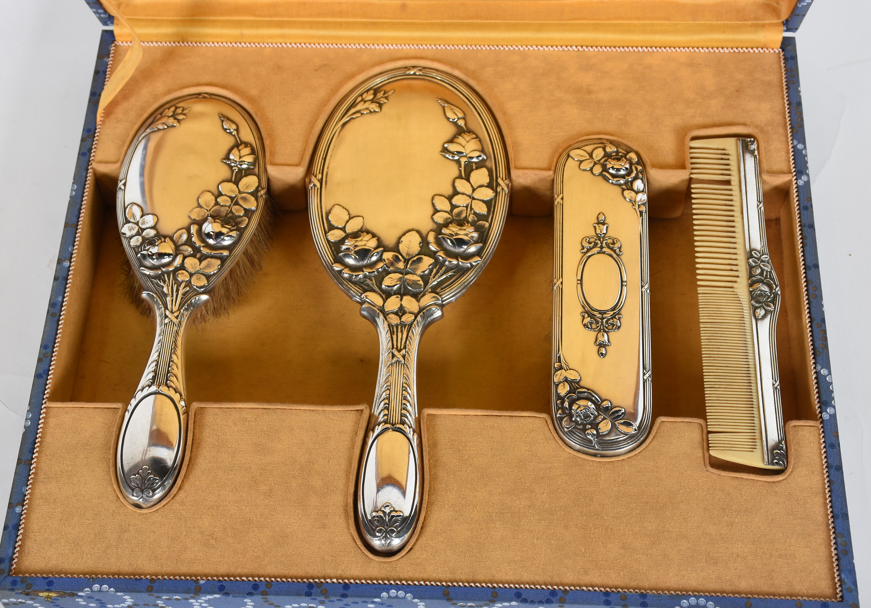 Conjunto para toilette de metal wolff com quatro peças, na caixa. - foto 2 de 7