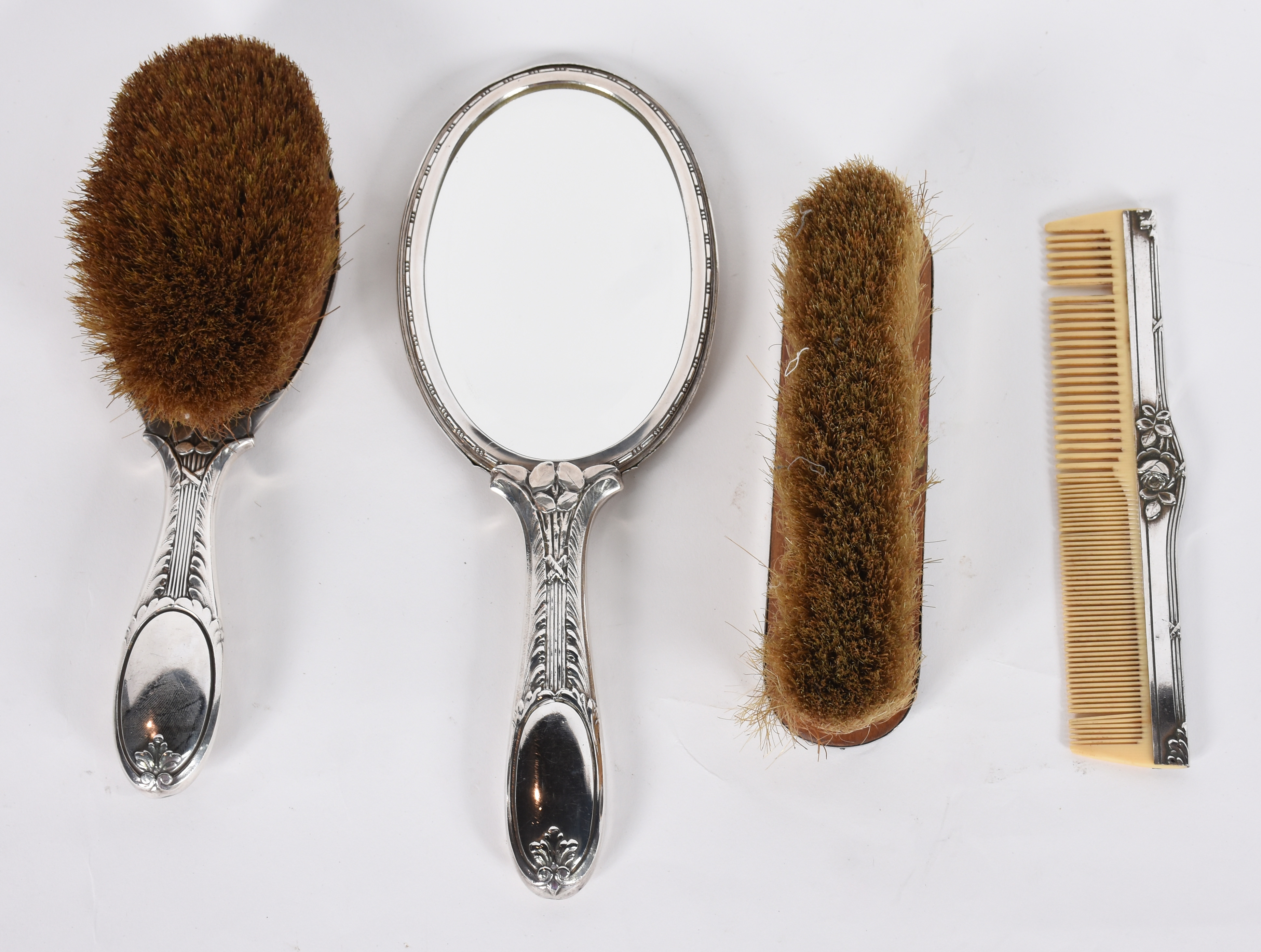 Conjunto para toilette de metal wolff com quatro peças, na caixa. - foto 3 de 7