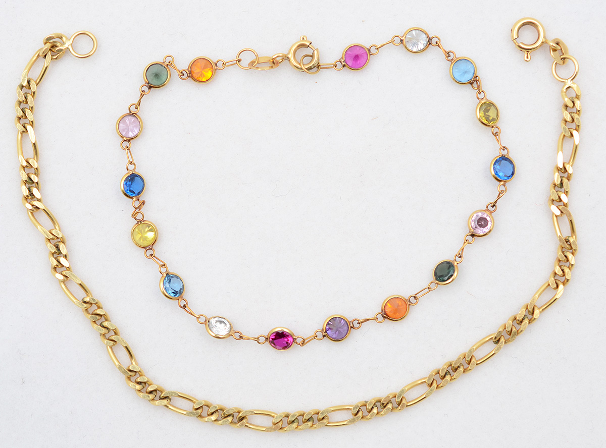 Duas pulseiras em ouro 18 k, uma delas com pedras brasileiras. Peso...