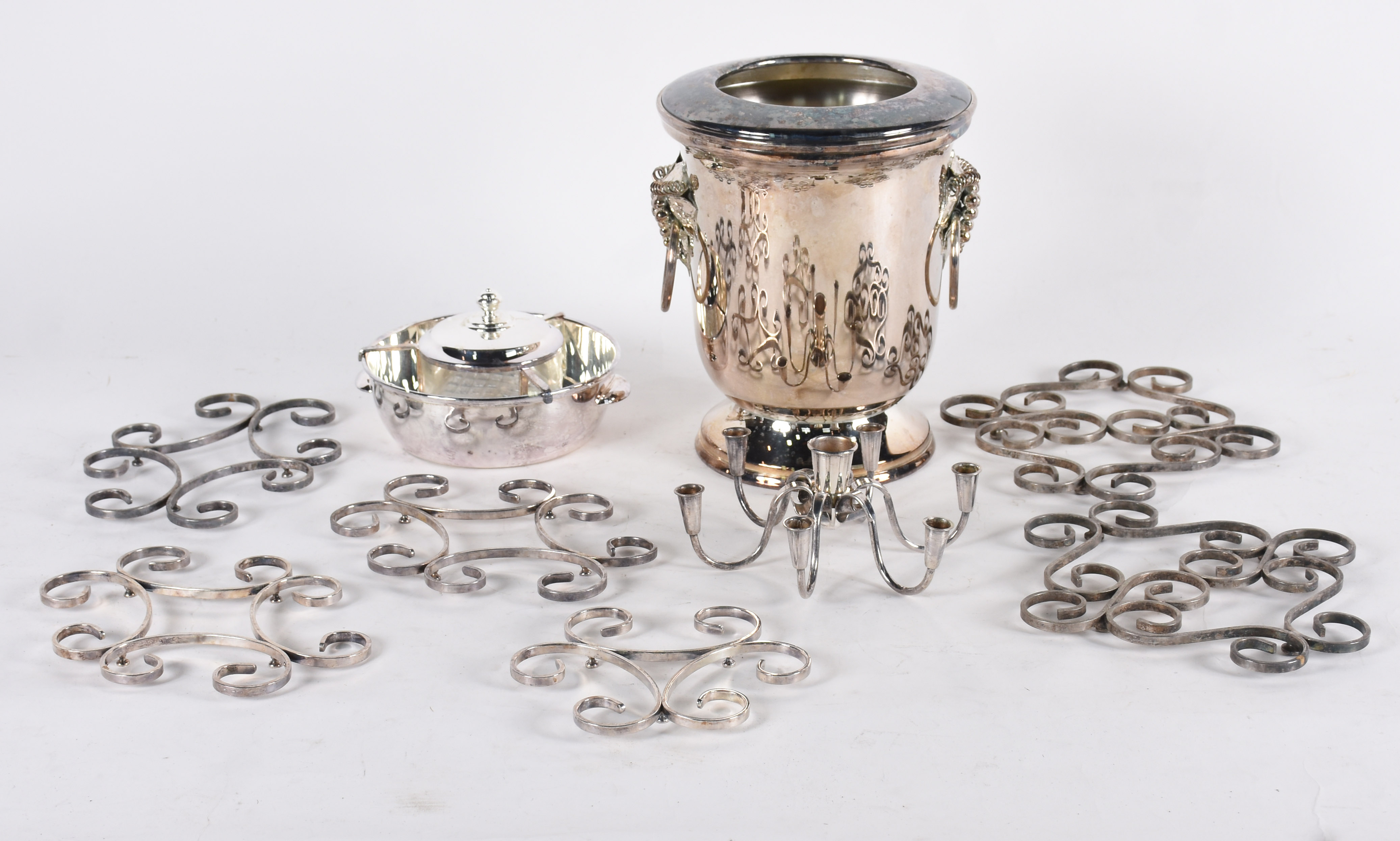 Diversas peças de metal prateado, sendo: 6 descansos de mesa; porta... - foto 2 de 5