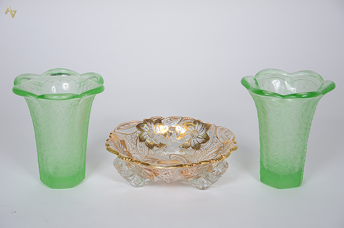 Duas peças, sendo: fruteira de cristal com pés e flores douradas...