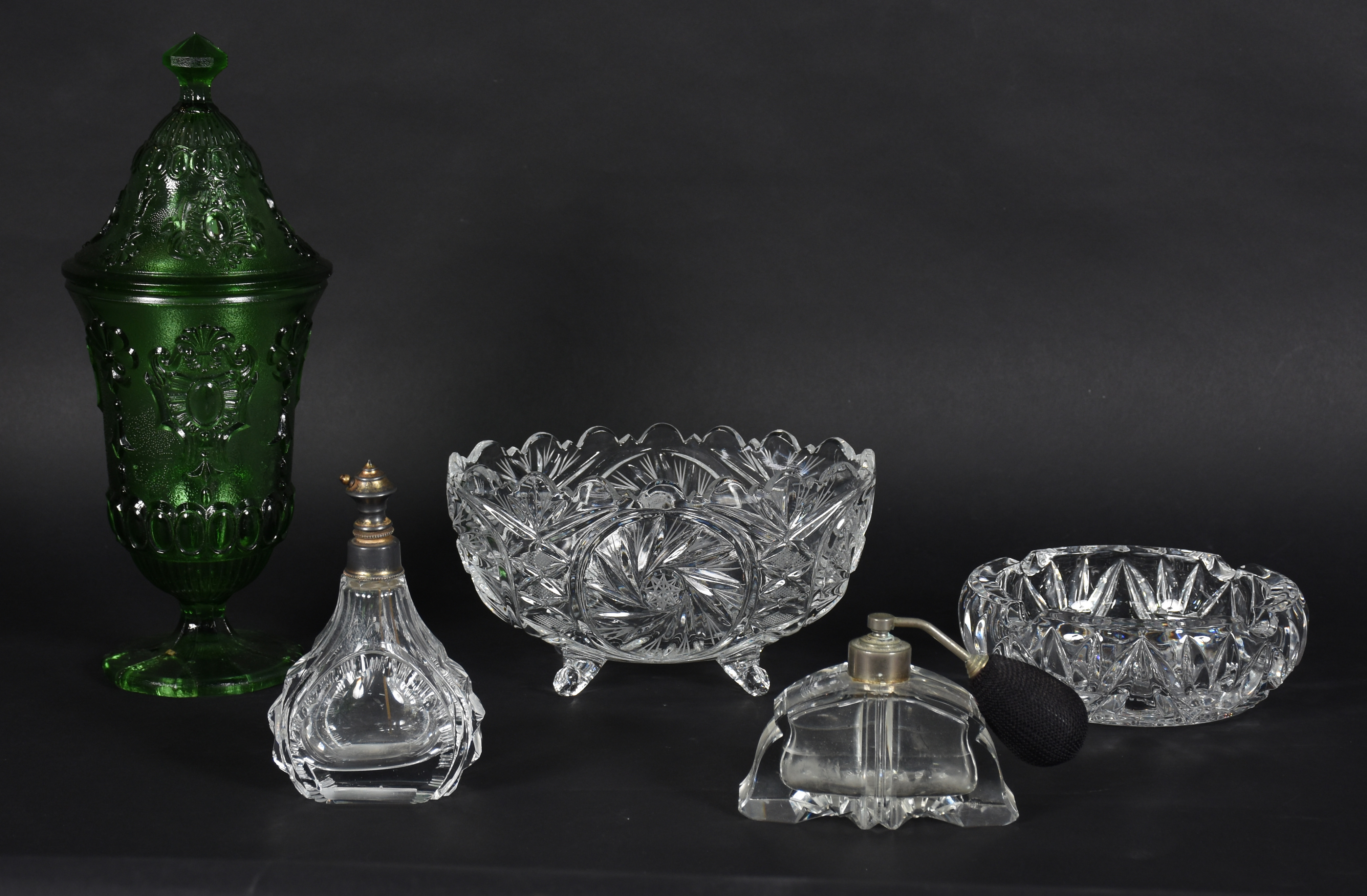 Diversas peças, sendo: Cinzeiro de cristal, 2 perfumeiros, bomboniere... - foto 1 de 5