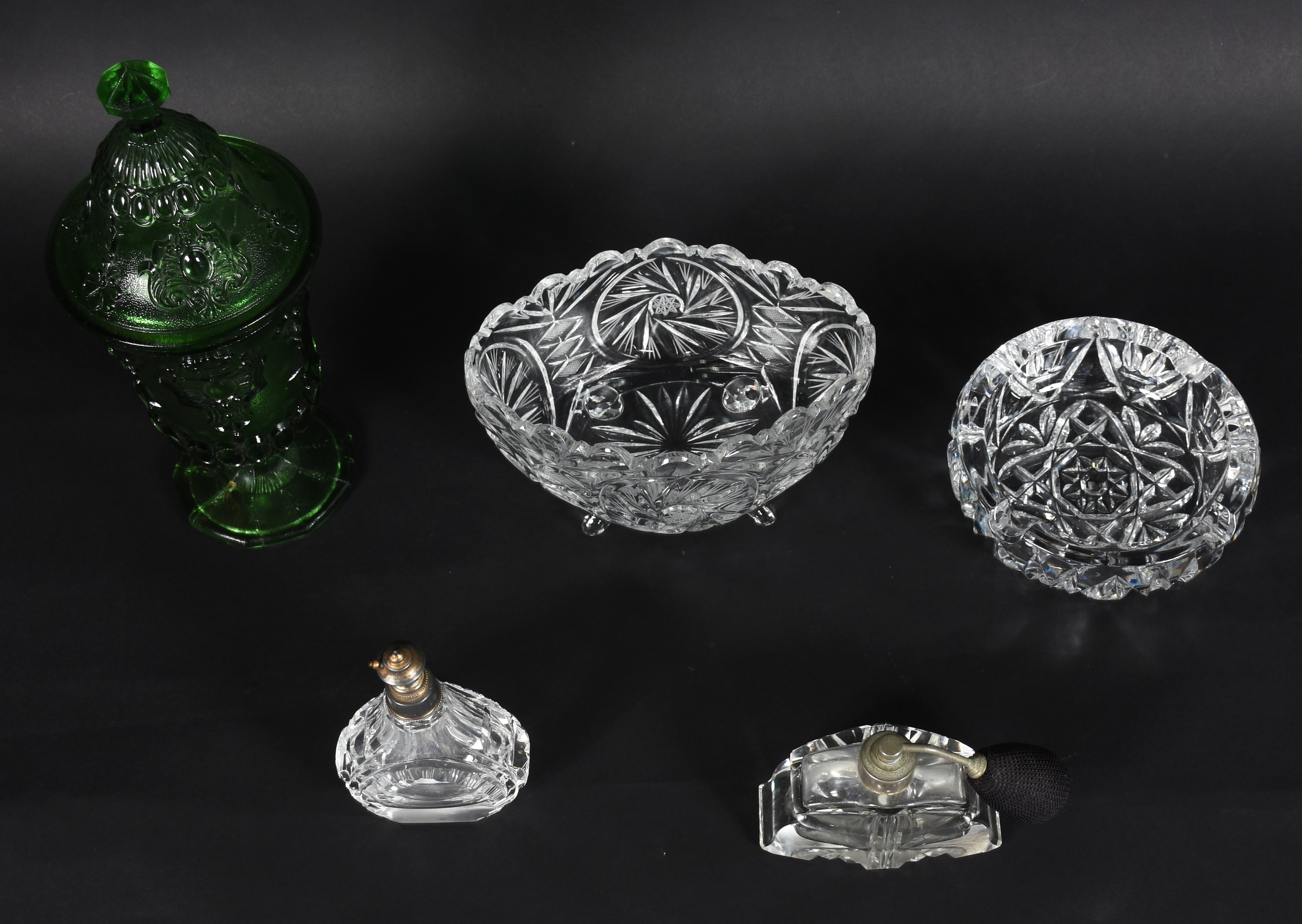 Diversas peças, sendo: Cinzeiro de cristal, 2 perfumeiros, bomboniere... - foto 2 de 5