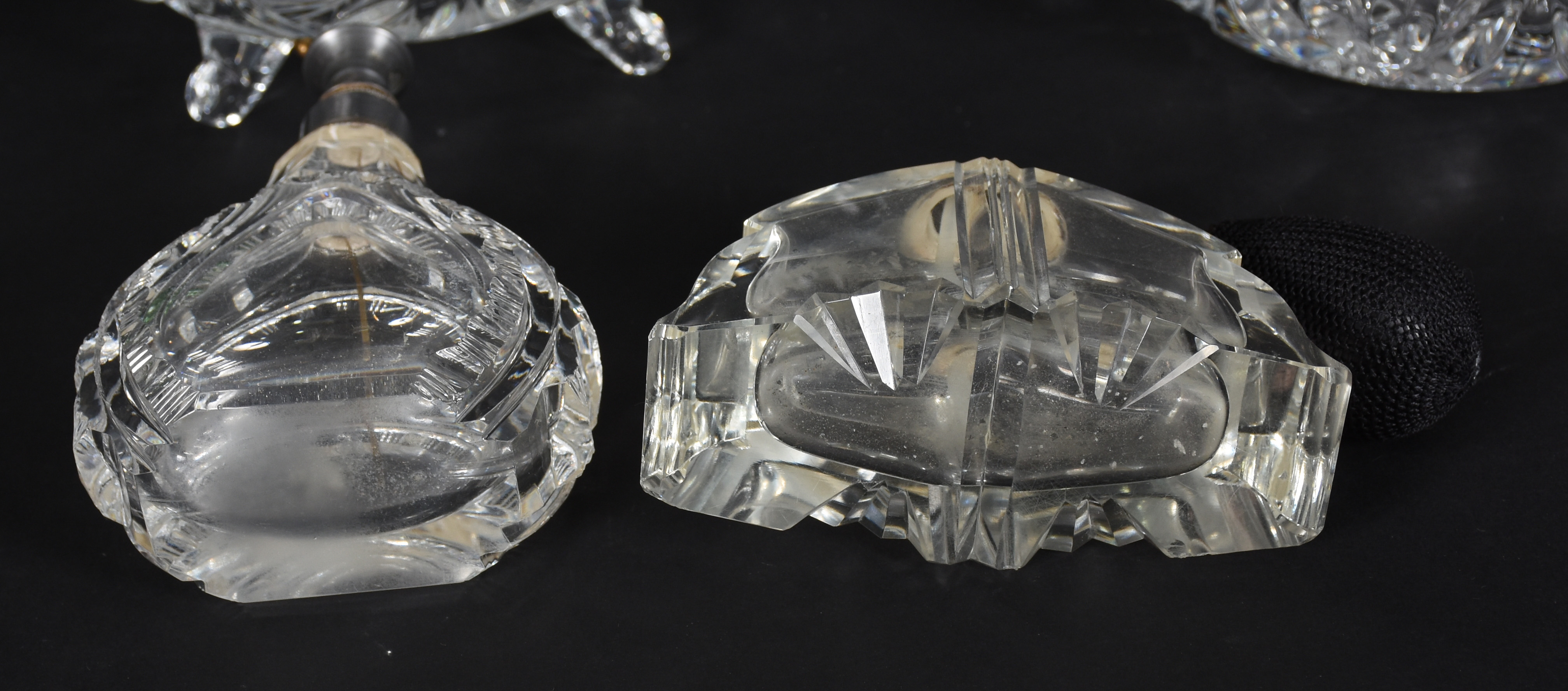 Diversas peças, sendo: Cinzeiro de cristal, 2 perfumeiros, bomboniere... - foto 3 de 5