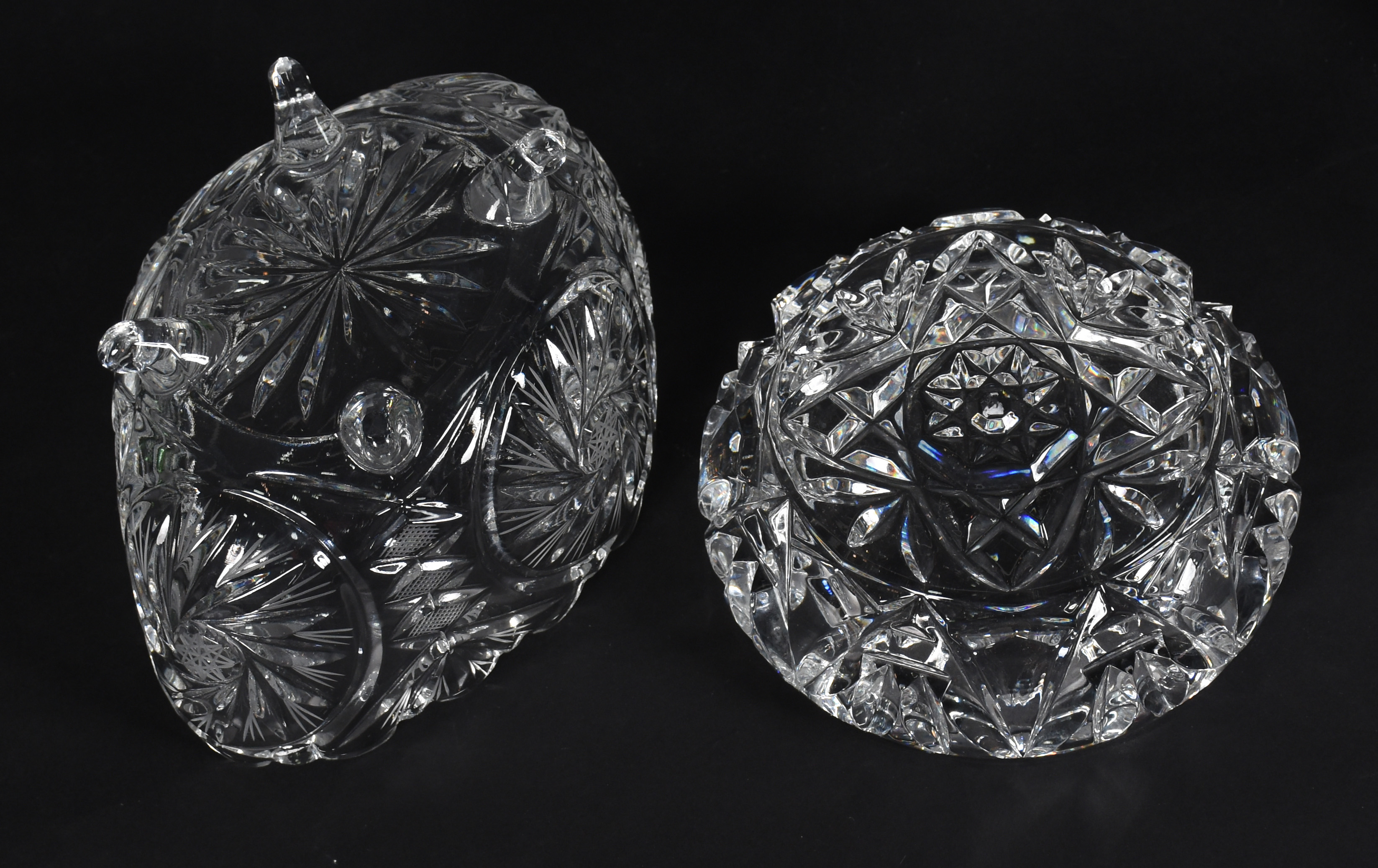 Diversas peças, sendo: Cinzeiro de cristal, 2 perfumeiros, bomboniere... - foto 4 de 5
