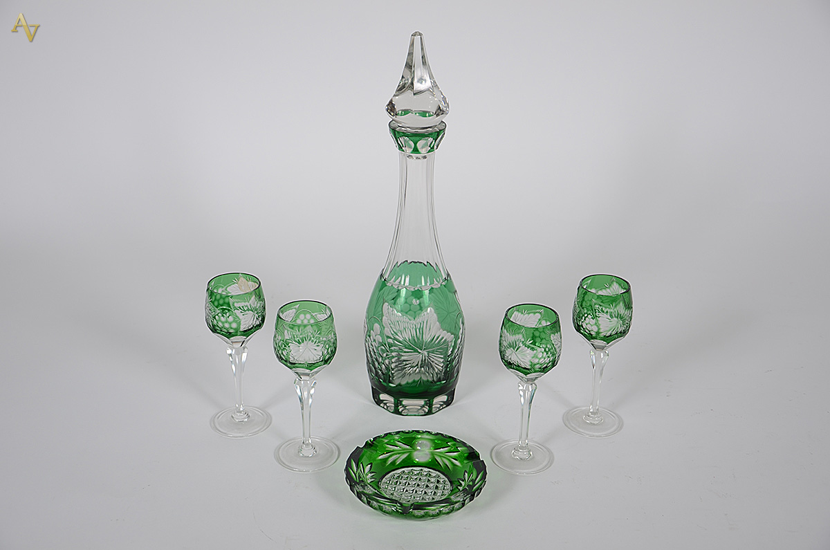 Conjunto de cristal doublé verde lapidado, sendo: licoreira, 4... - foto 1 de 2