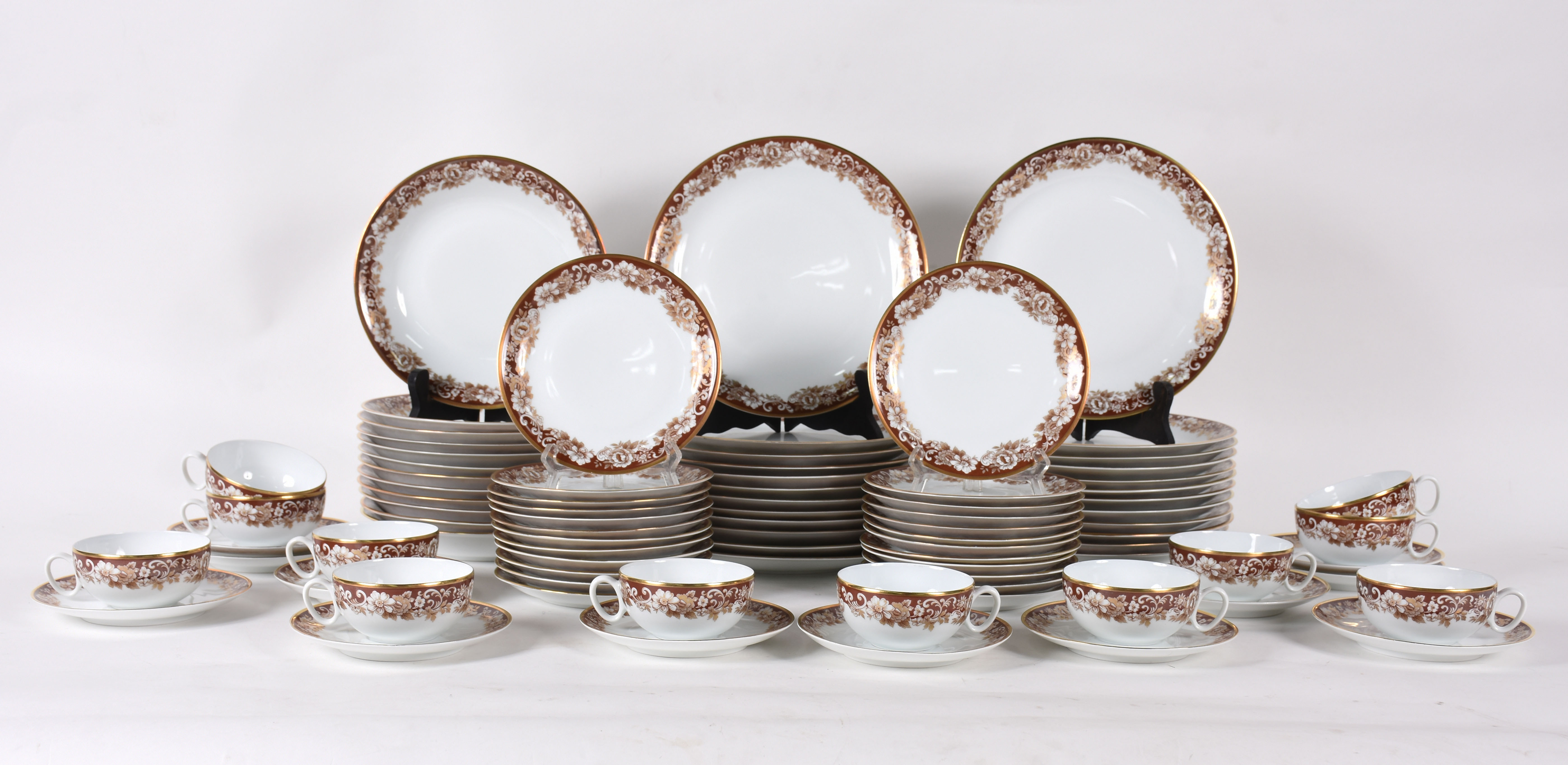 Aparelho de chá e jantar de porcelana Renner, composto de: 24 pratos... - foto 2 de 5