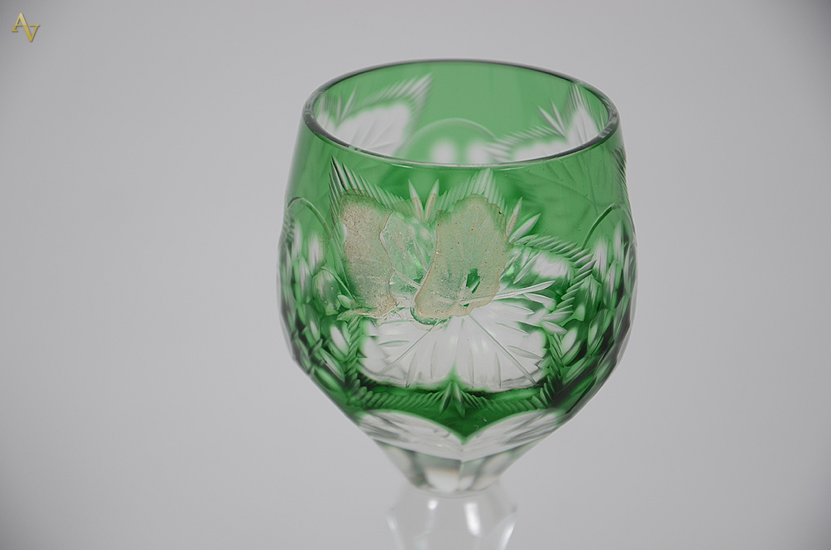 Conjunto de cristal doublé verde lapidado, sendo: licoreira, 4... - foto 2 de 2