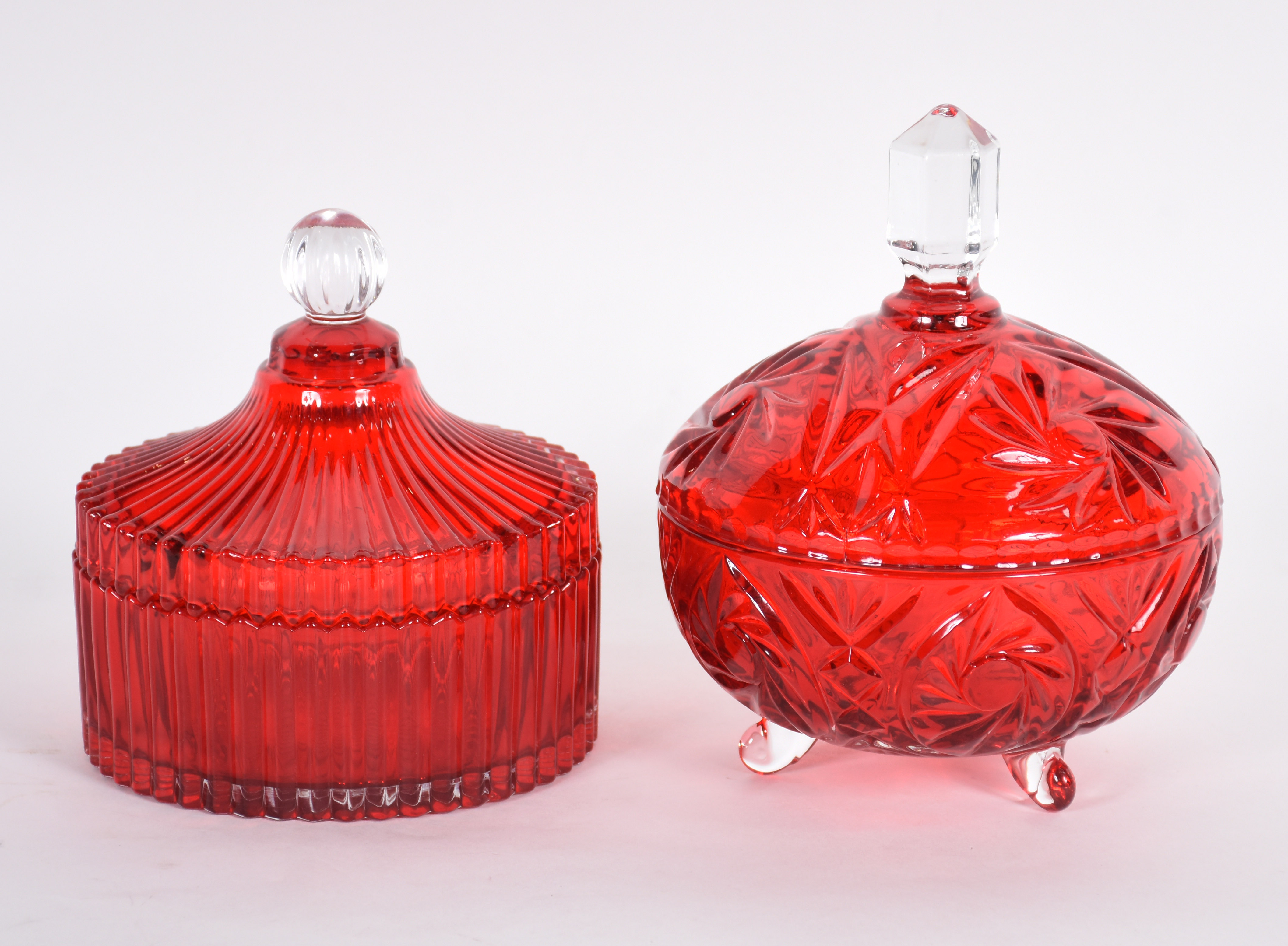 Duas compoteiras de vidro vermelho feitio redondo. - foto 1 de 3