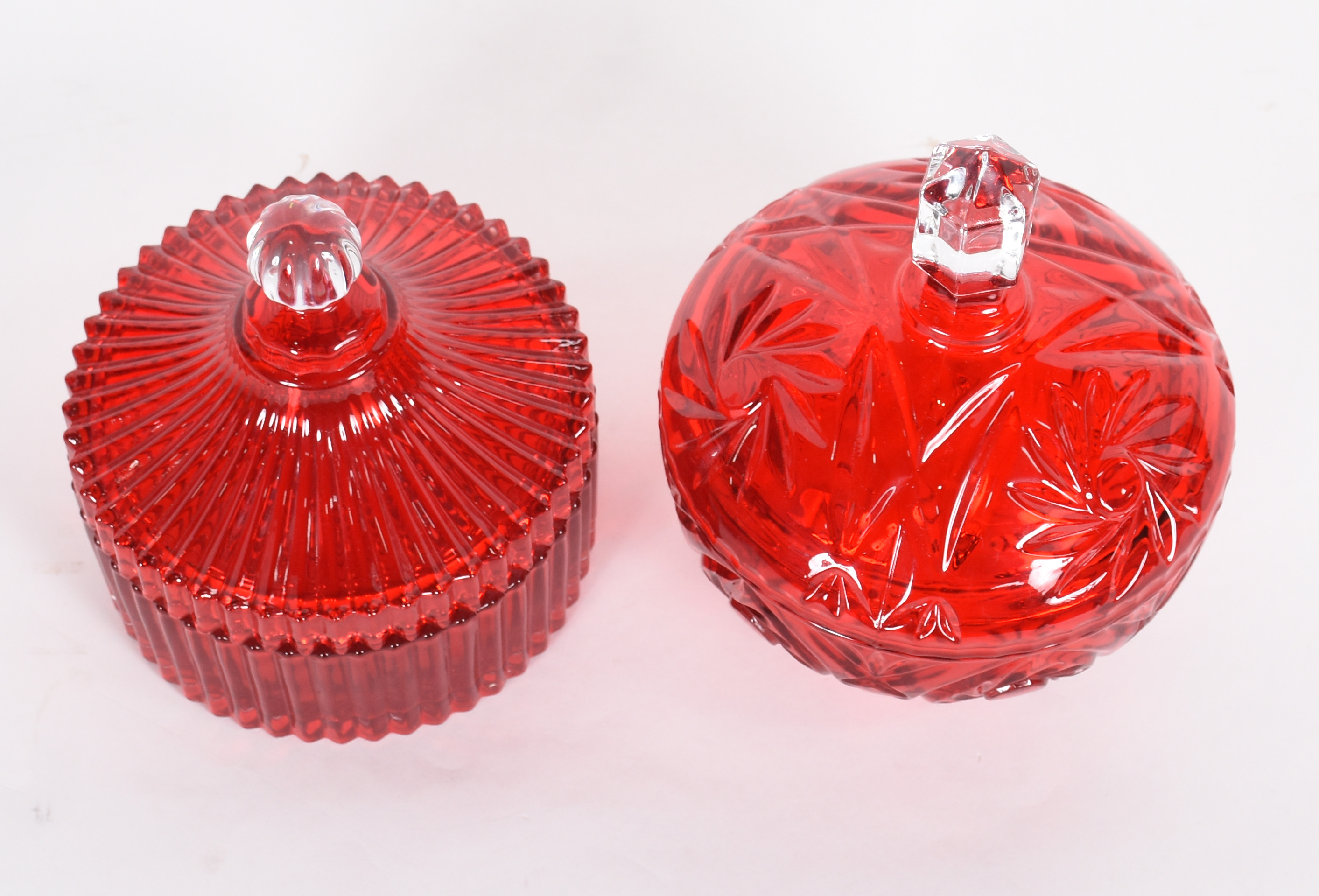 Duas compoteiras de vidro vermelho feitio redondo. - foto 2 de 3