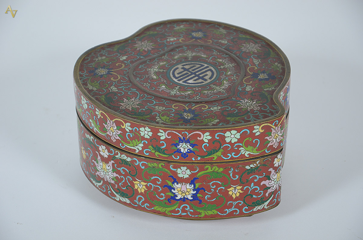 Caixa de cloisonne feitio coração, medidas 23 x 22 altura 13 cm. - foto 1 de 3
