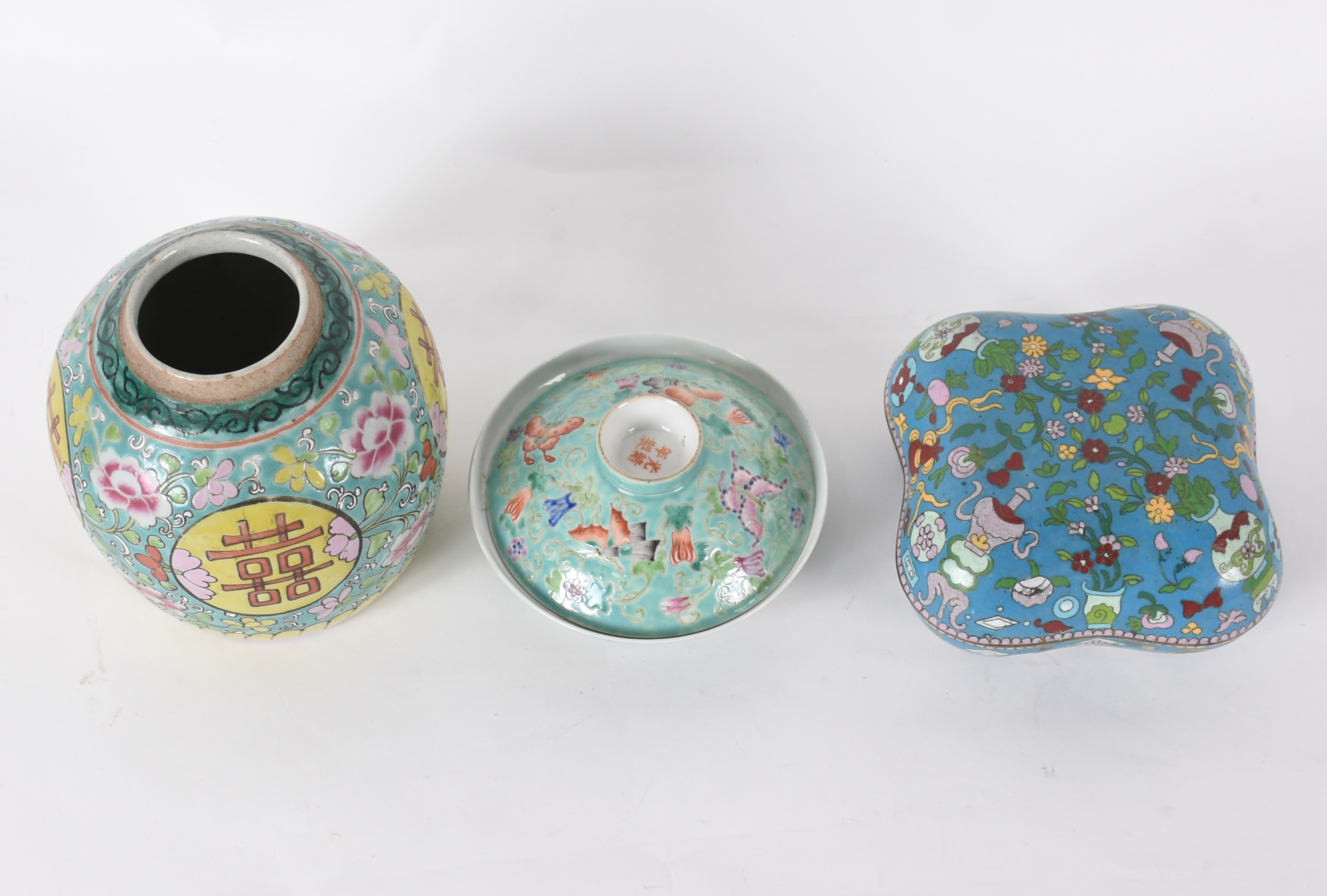 Três peças orientais diversas, sendo 1 caixa de cloisoné azul com... - foto 2 de 6