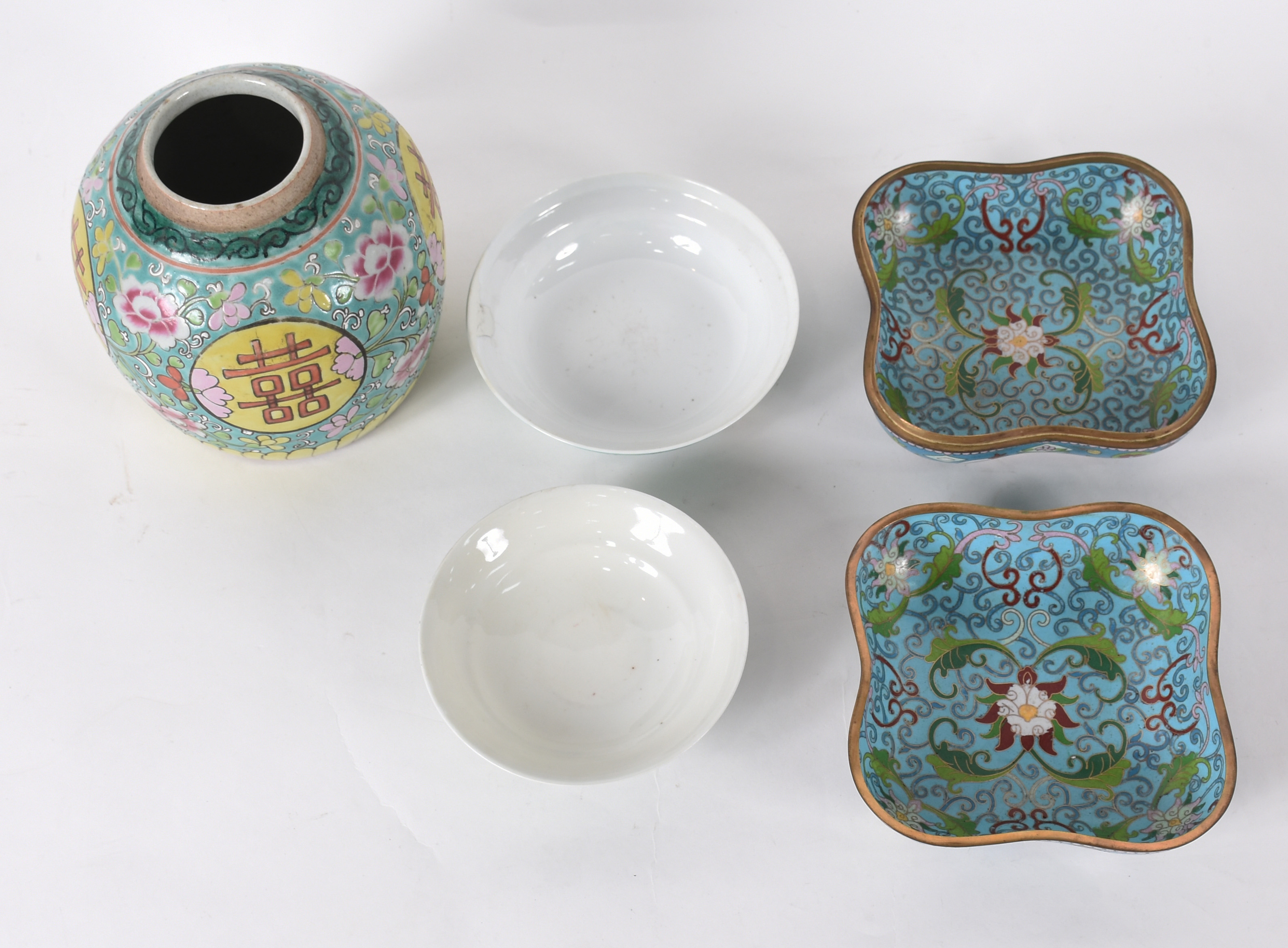 Três peças orientais diversas, sendo 1 caixa de cloisoné azul com... - foto 3 de 6