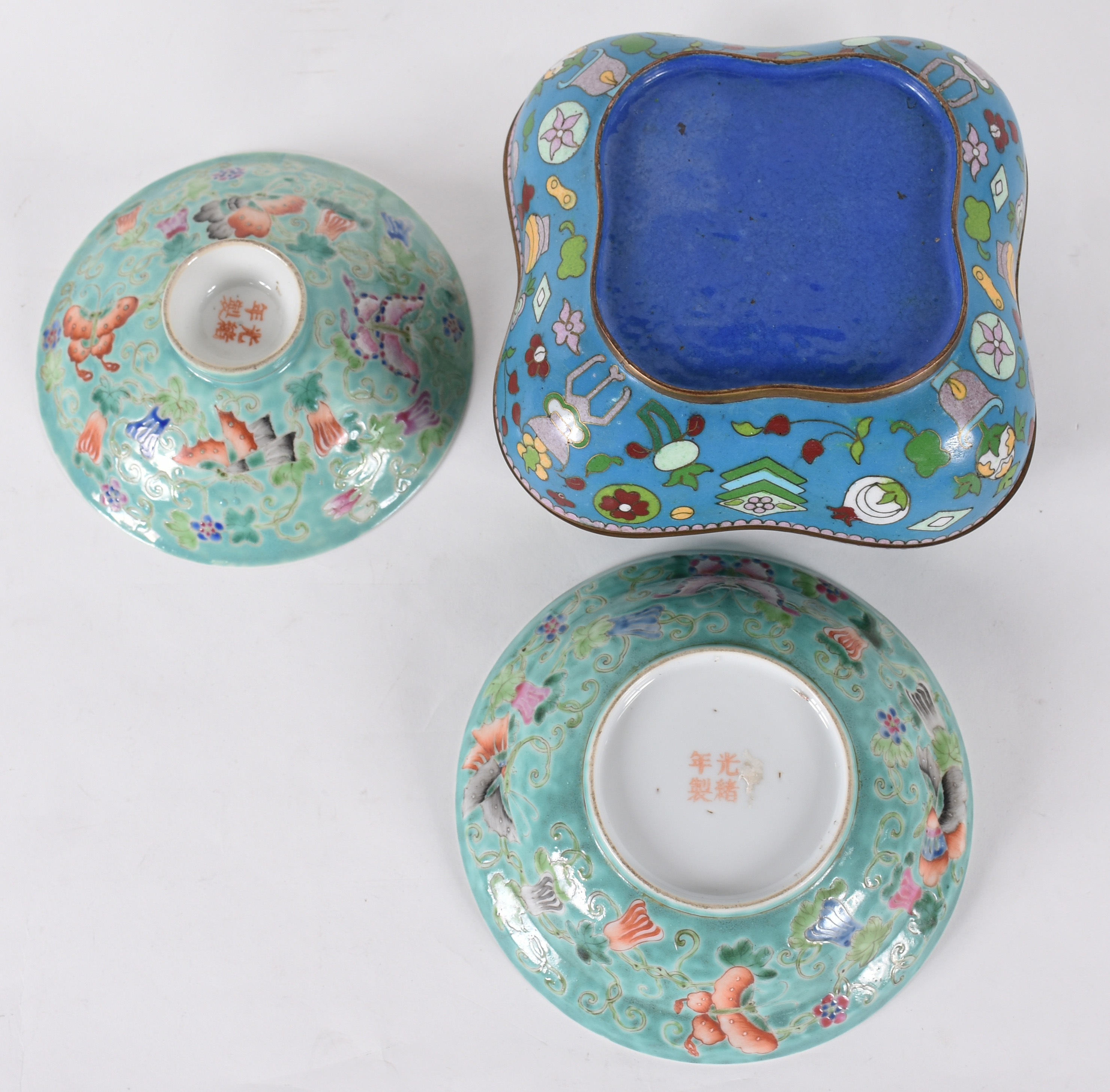 Três peças orientais diversas, sendo 1 caixa de cloisoné azul com... - foto 4 de 6