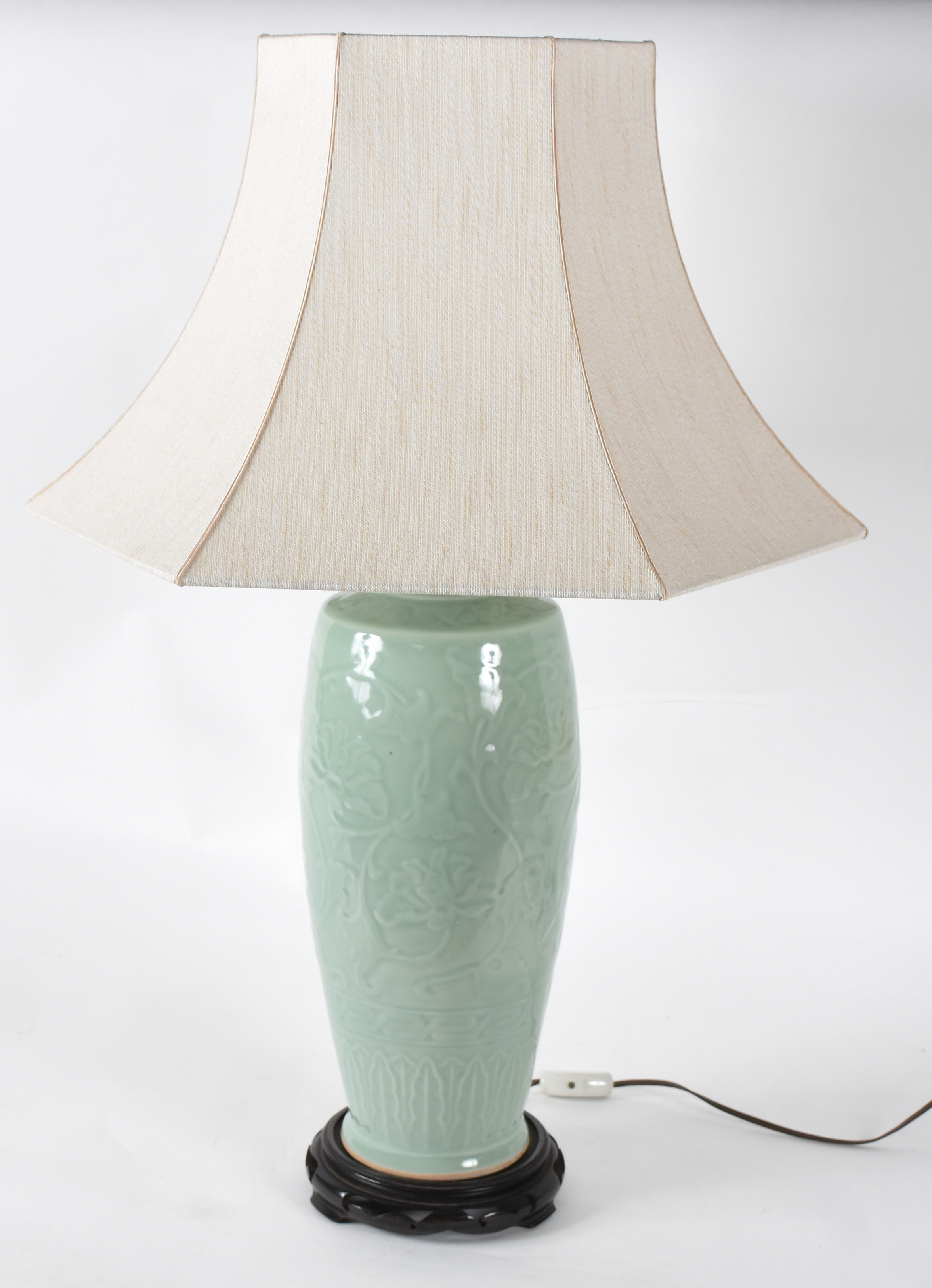 Luminária de Porcelana oriental CELADON com cupula na cor bege. - foto 1 de 3