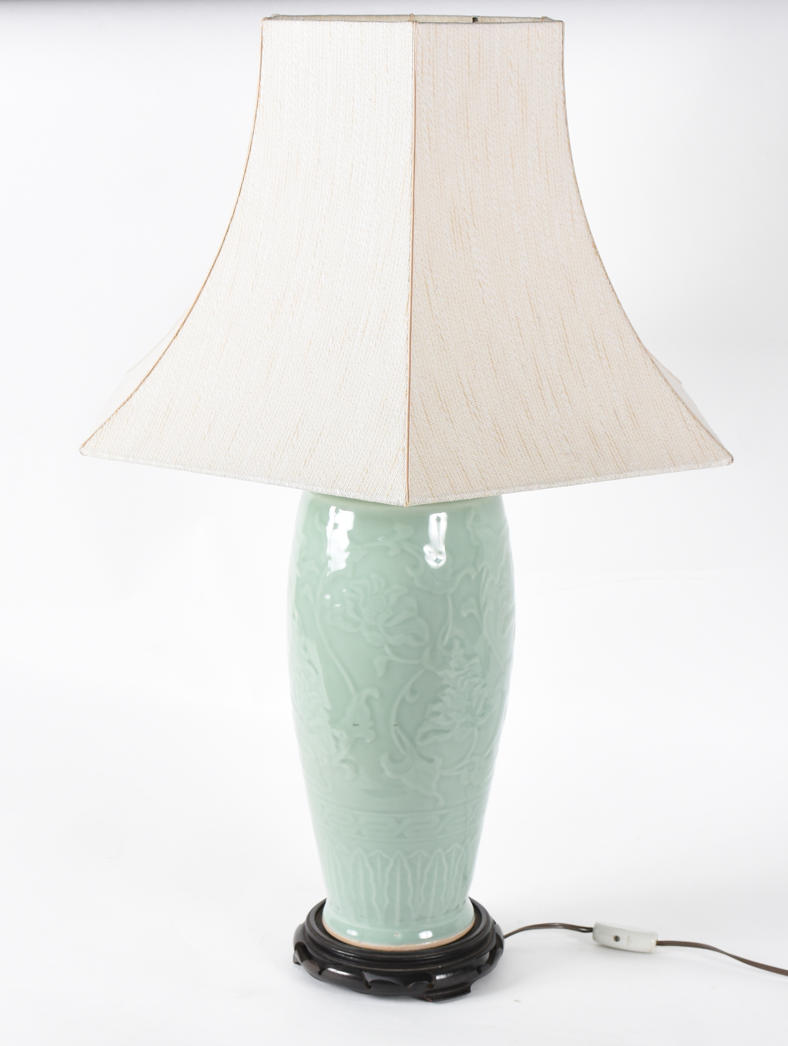 Luminária de Porcelana oriental CELADON com cupula na cor bege. - foto 2 de 3