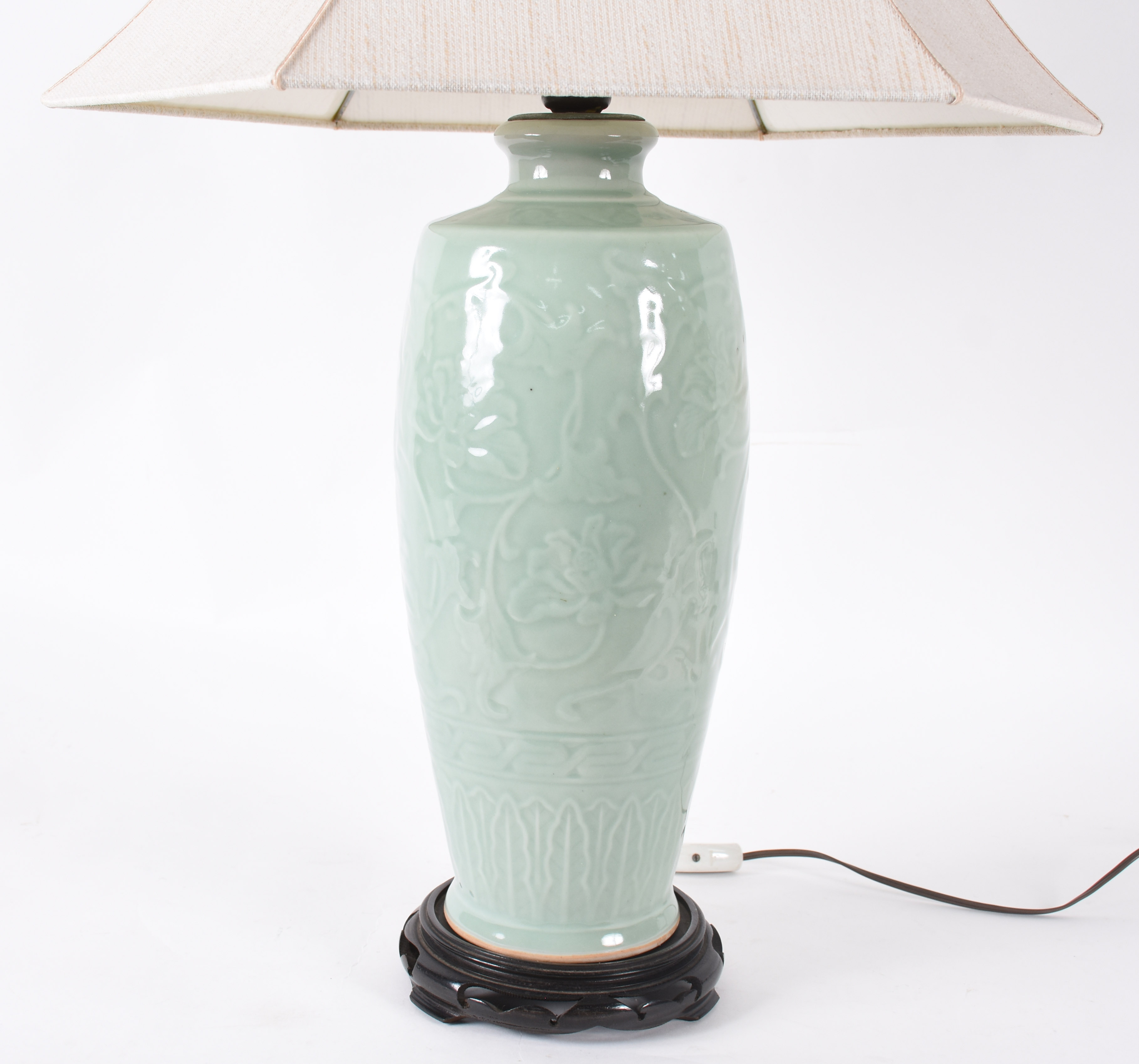 Luminária de Porcelana oriental CELADON com cupula na cor bege. - foto 3 de 3