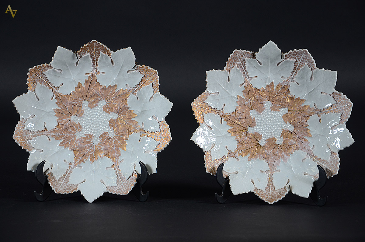Par de pratos de porcelana de MEISSEN feitio folhas, realces em...