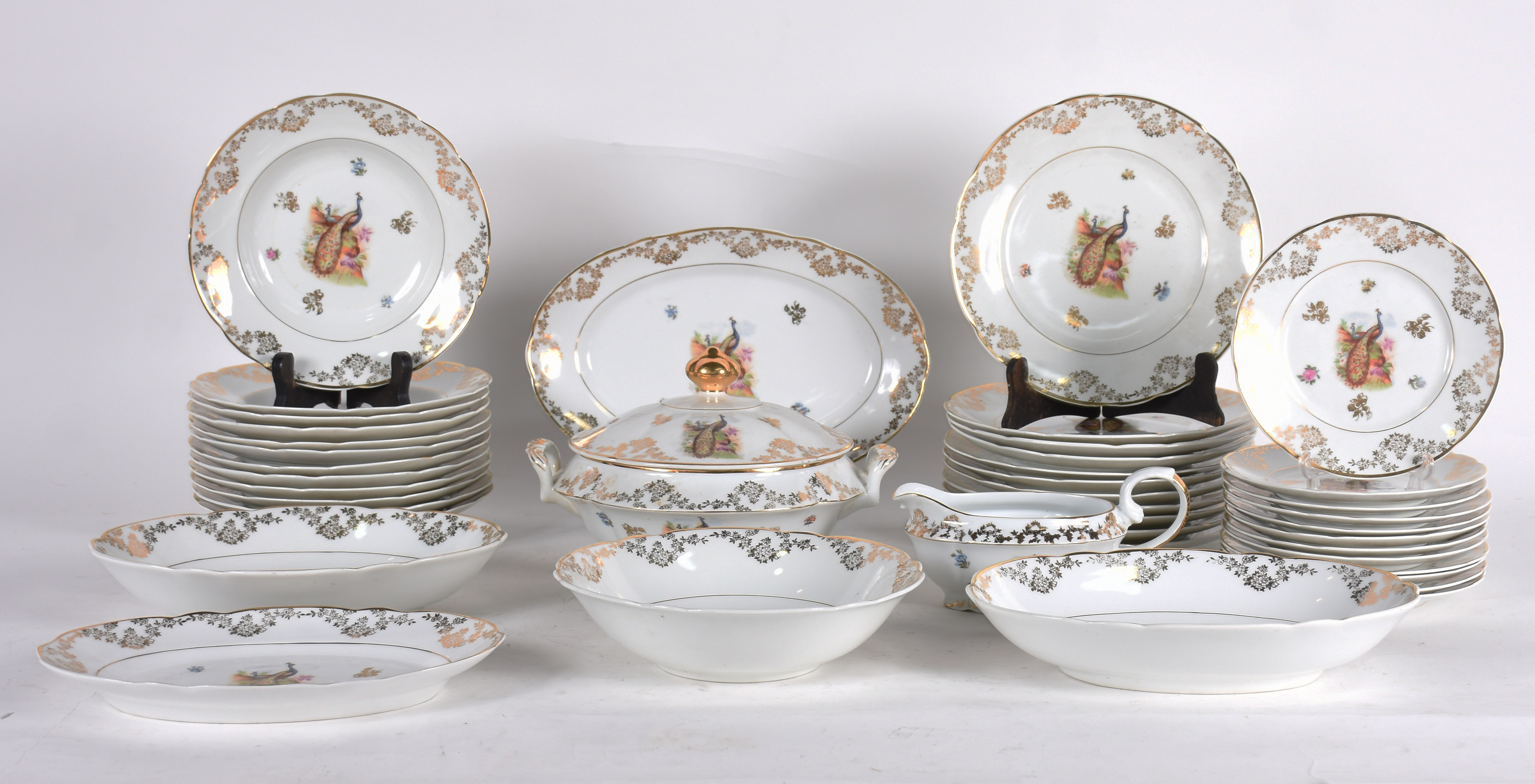 Aparelho de jantar de porcelana Real, decorada com pavões em... - foto 2 de 4