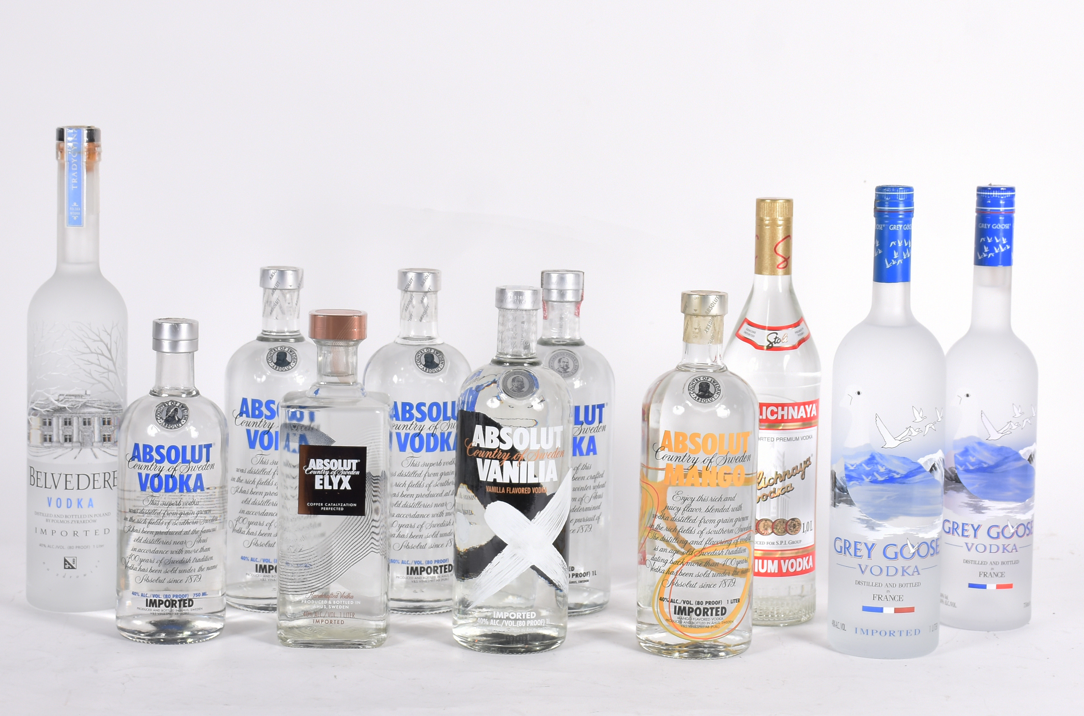Lote com 11 garrafas de Vodkas importadas de diversas marcas. - foto 1 de 5