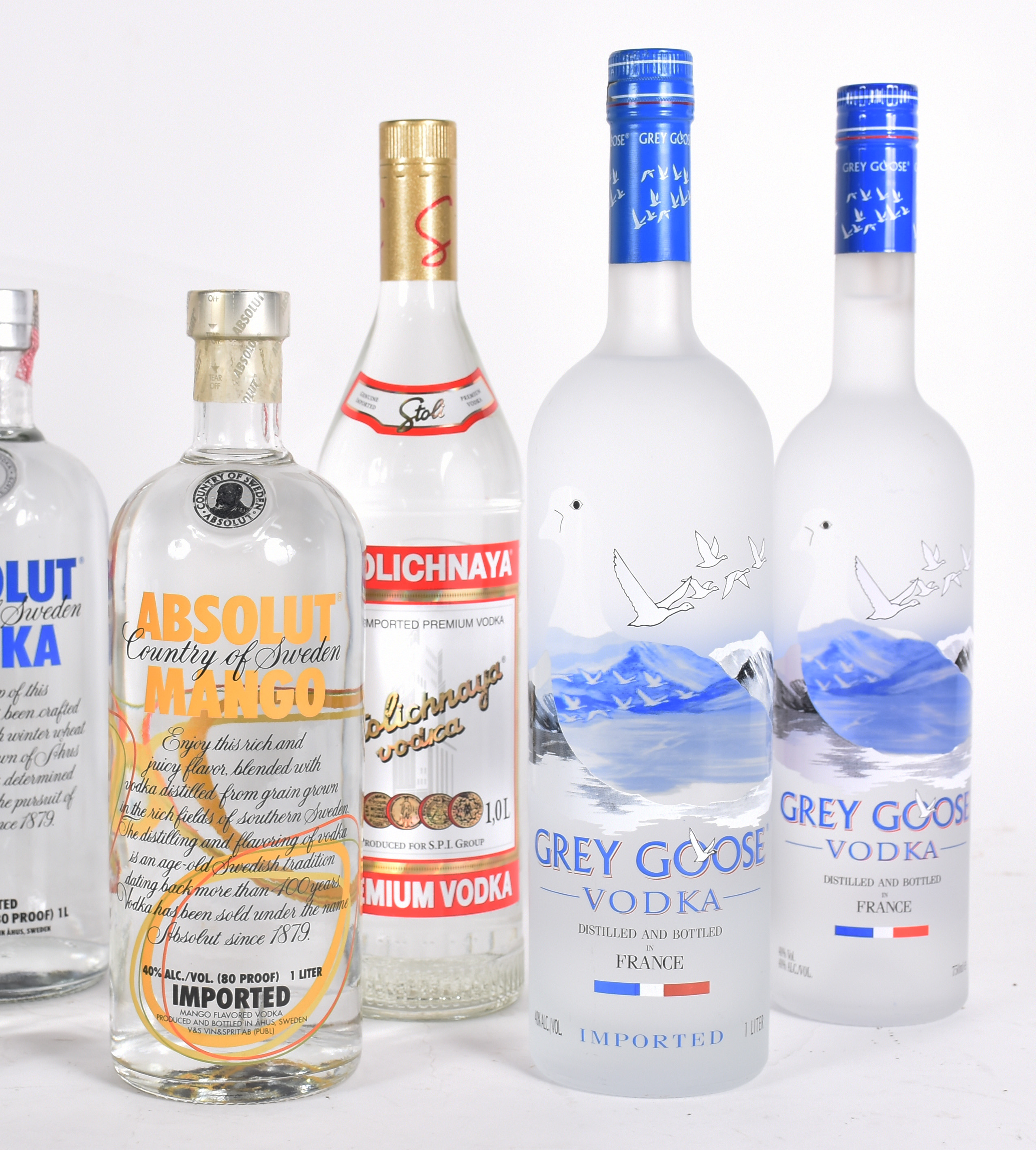 Lote com 11 garrafas de Vodkas importadas de diversas marcas. - foto 3 de 5