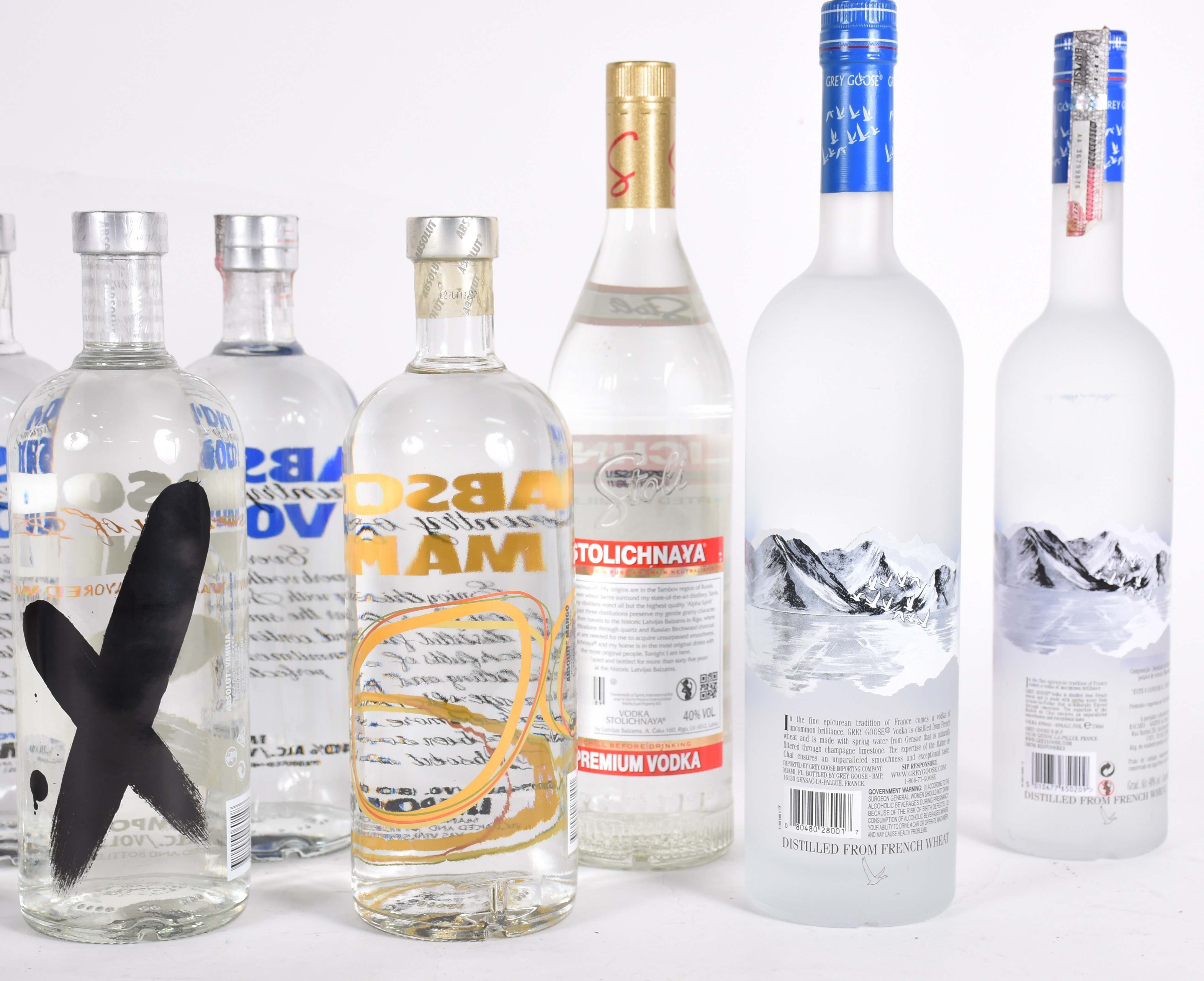 Lote com 11 garrafas de Vodkas importadas de diversas marcas. - foto 5 de 5