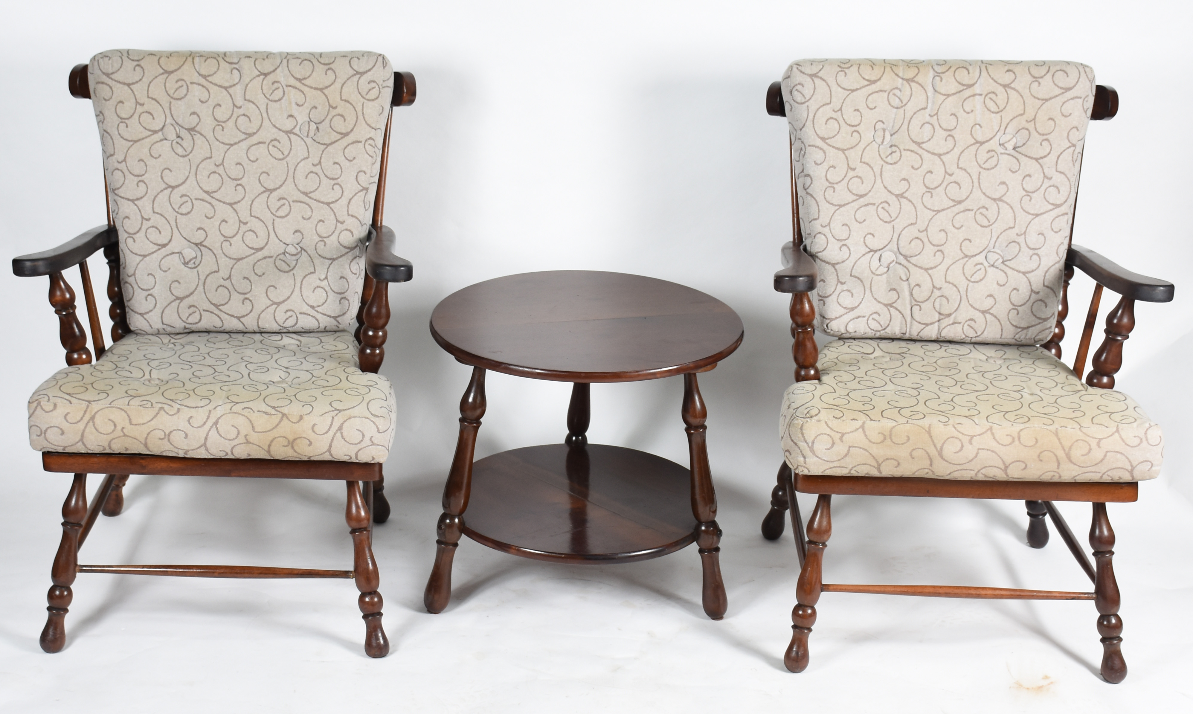 Conjunto de par de poltronas com almofadas soltas e mesinha auxiliar... - foto 1 de 4