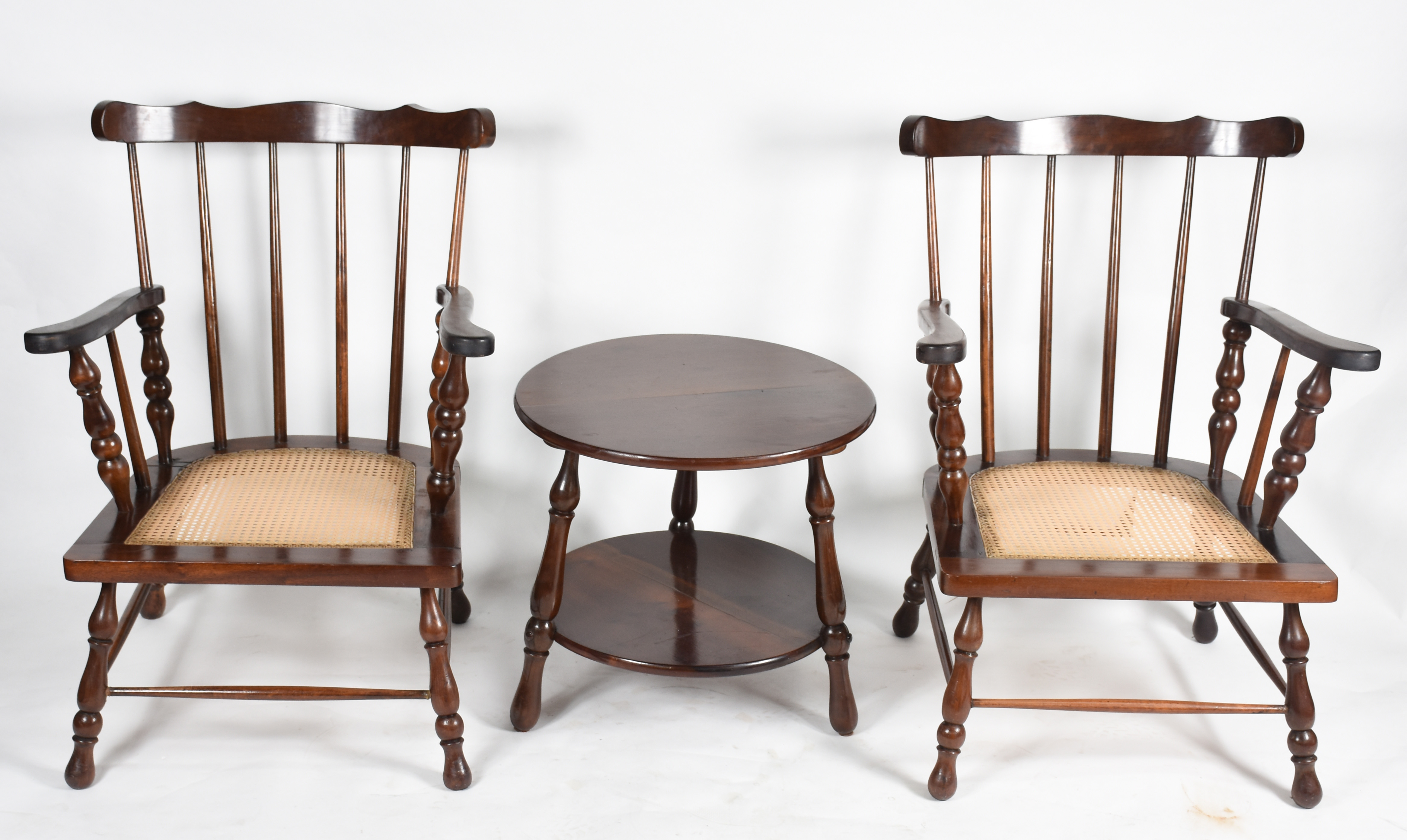 Conjunto de par de poltronas com almofadas soltas e mesinha auxiliar... - foto 2 de 4