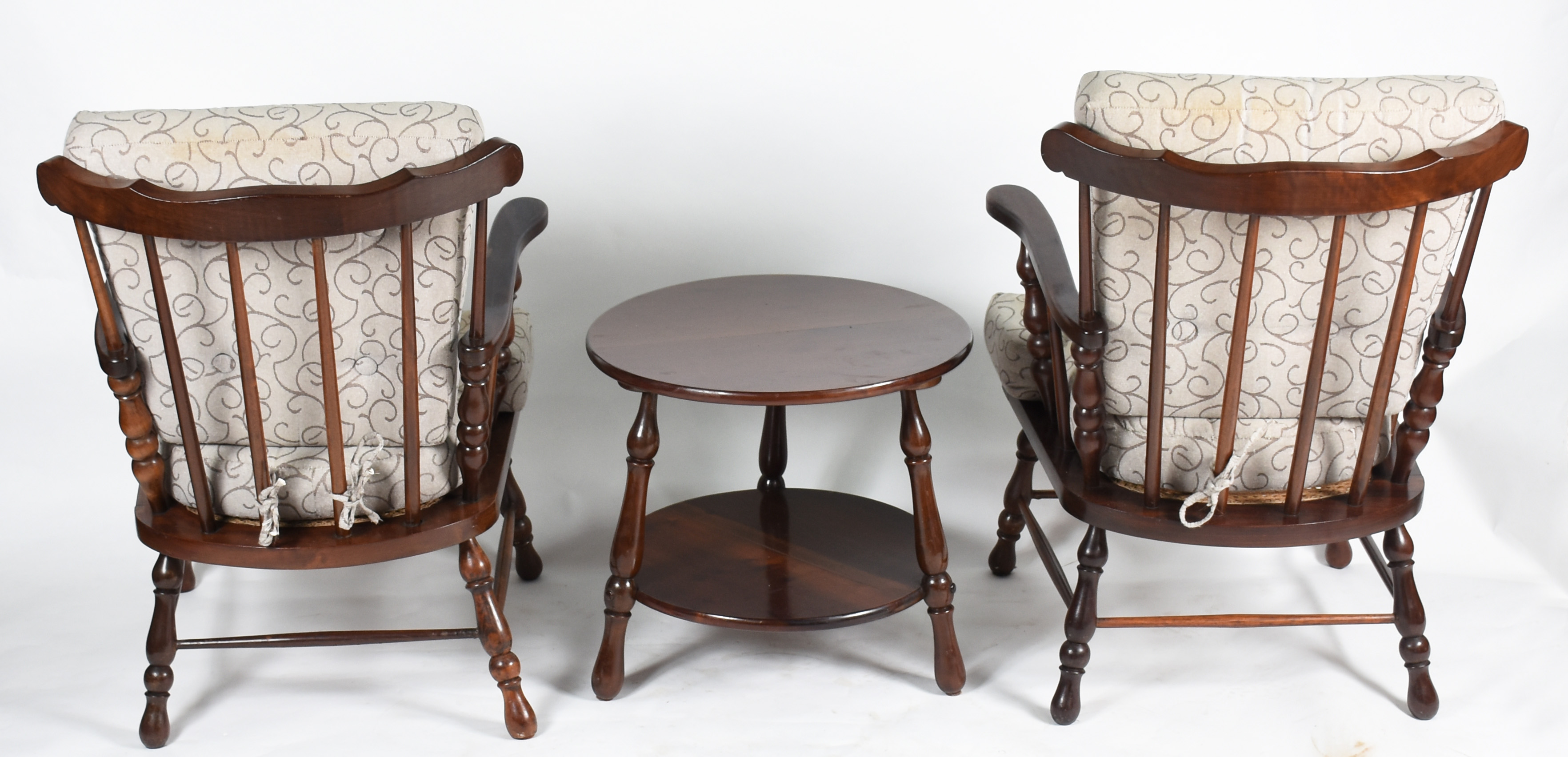 Conjunto de par de poltronas com almofadas soltas e mesinha auxiliar... - foto 3 de 4