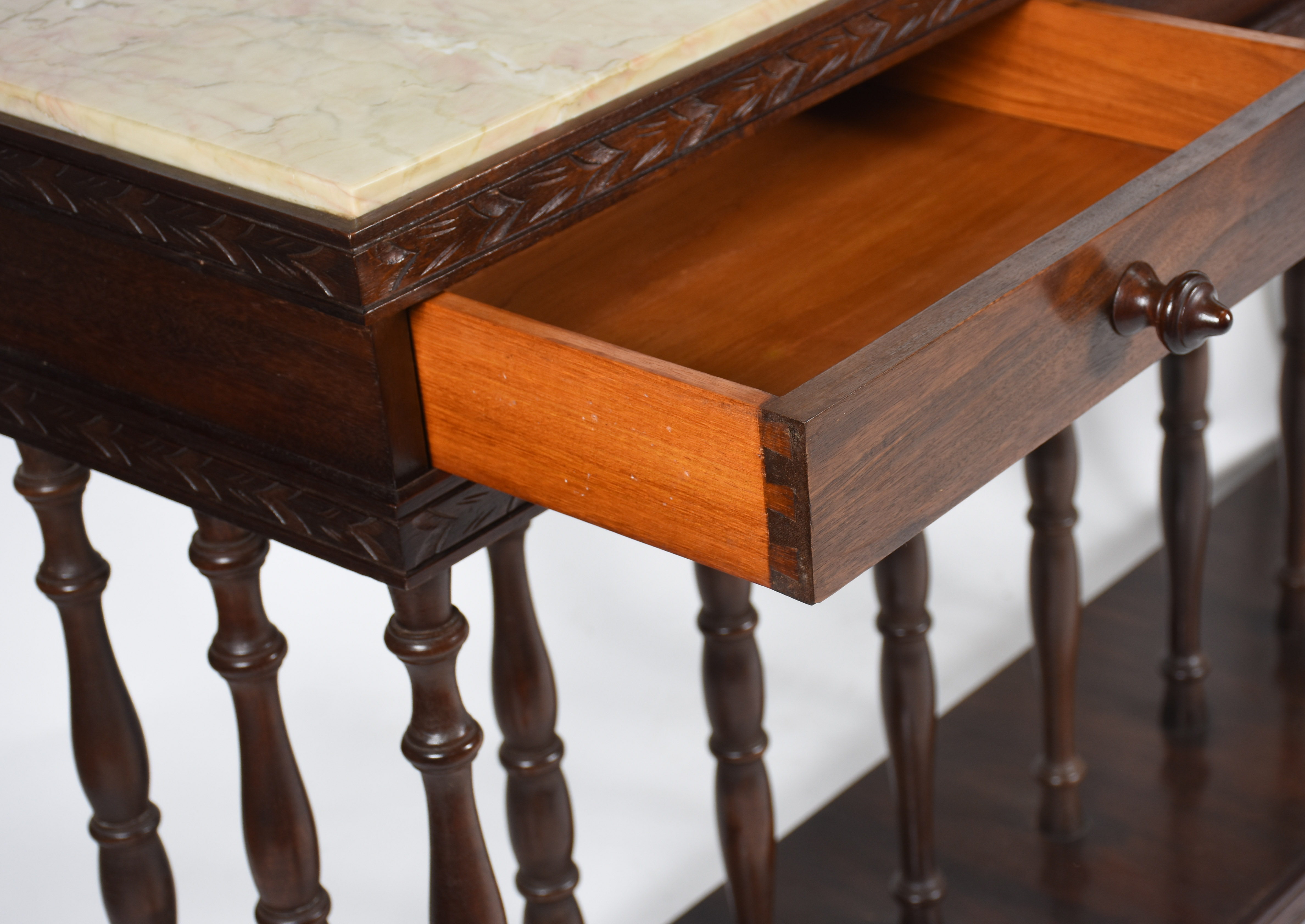 Console de madeira nobre com 3 gavetas e tampo de mármore, apoio em... - foto 3 de 5