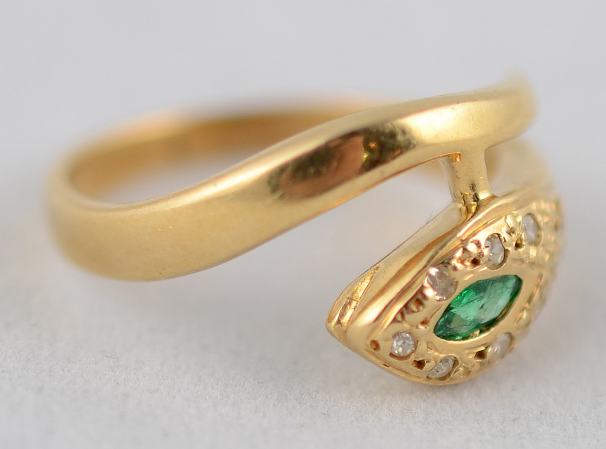 Anel de ouro 18 k, modelo cobra estilizada, com olhos de esmeralda e... - foto 1 de 3