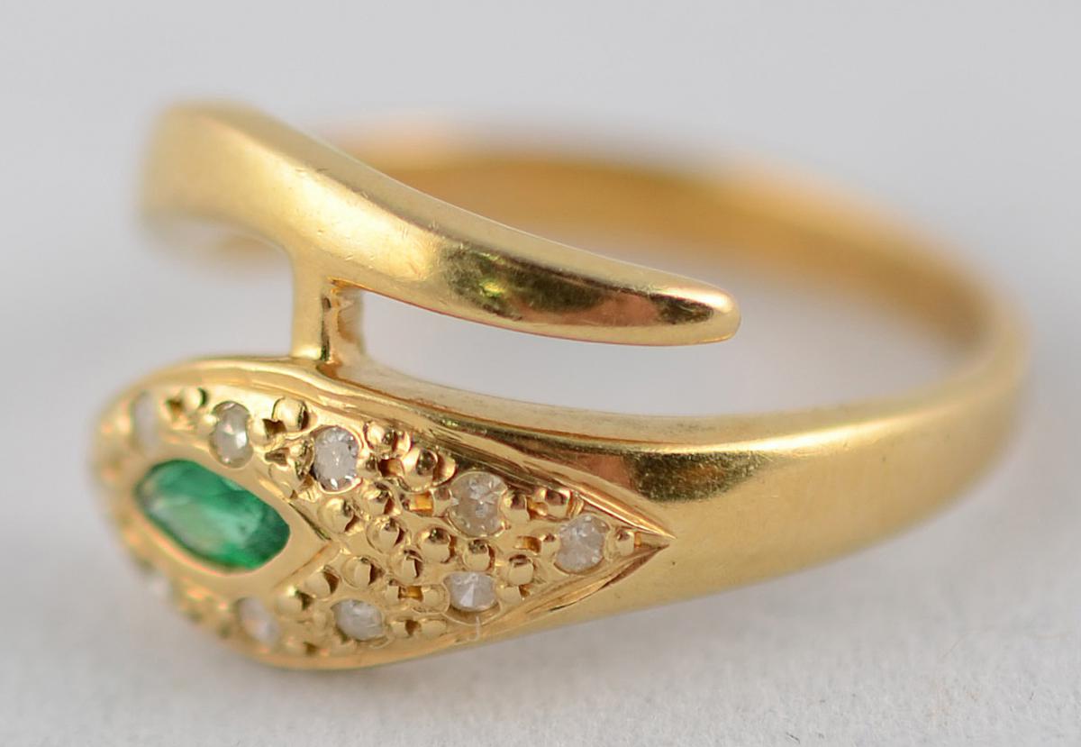 Anel de ouro 18 k, modelo cobra estilizada, com olhos de esmeralda e... - foto 2 de 3