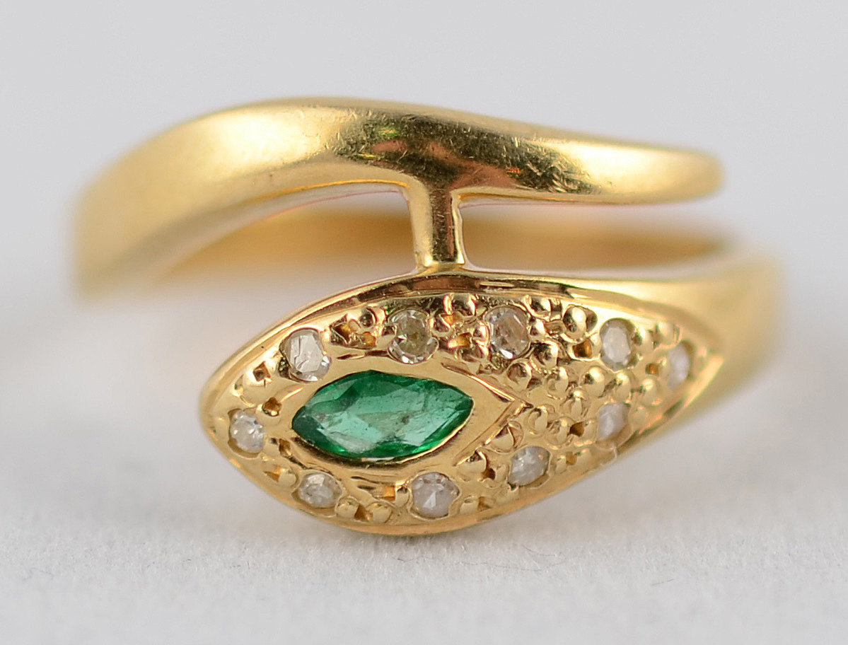 Anel de ouro 18 k, modelo cobra estilizada, com olhos de esmeralda e... - foto 3 de 3