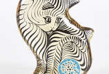 Abraham Palatnik (1928-2020),  - Estatueta de resina de poliéster representando gato com bola azul.