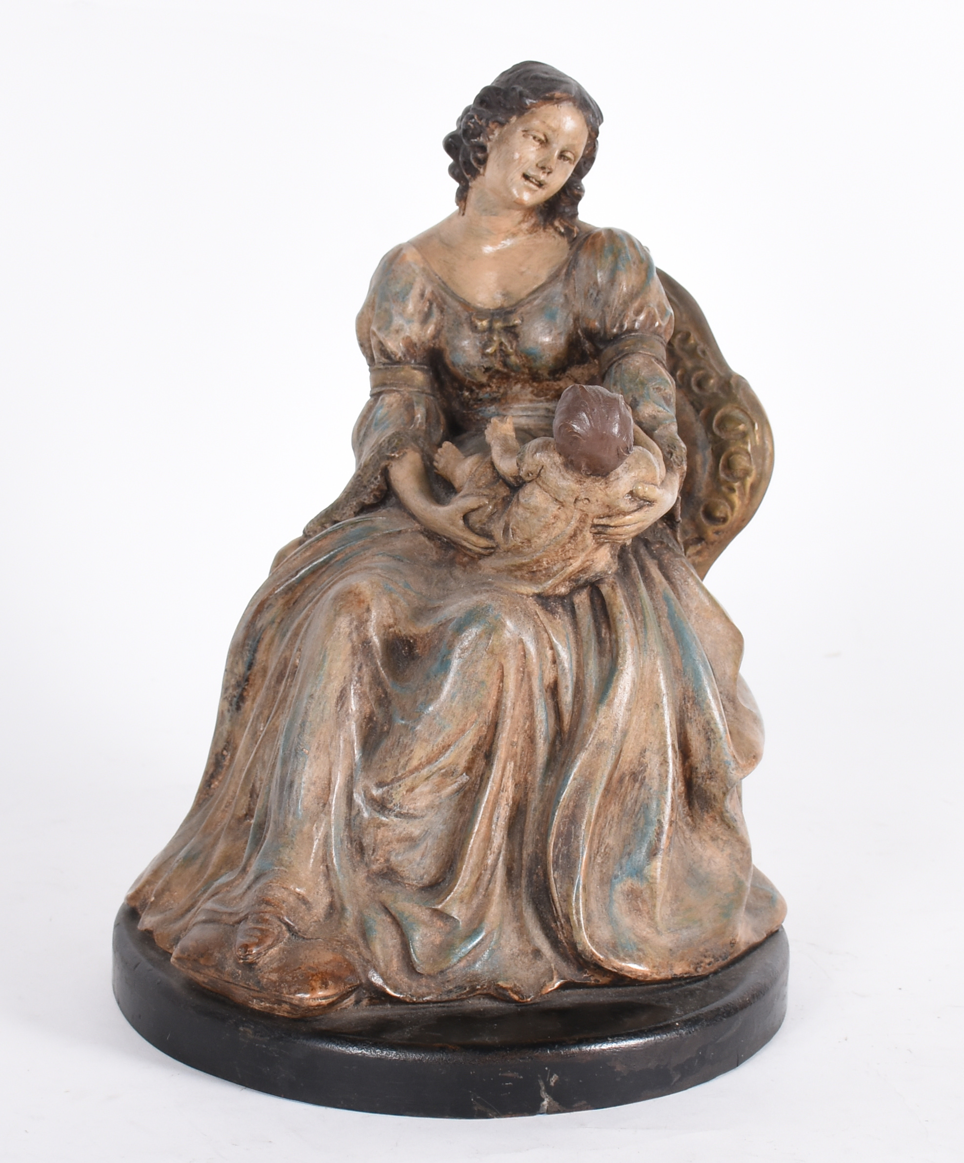 Estatueta de terracota representando "Mãe com criança no colo"... - foto 1 de 5