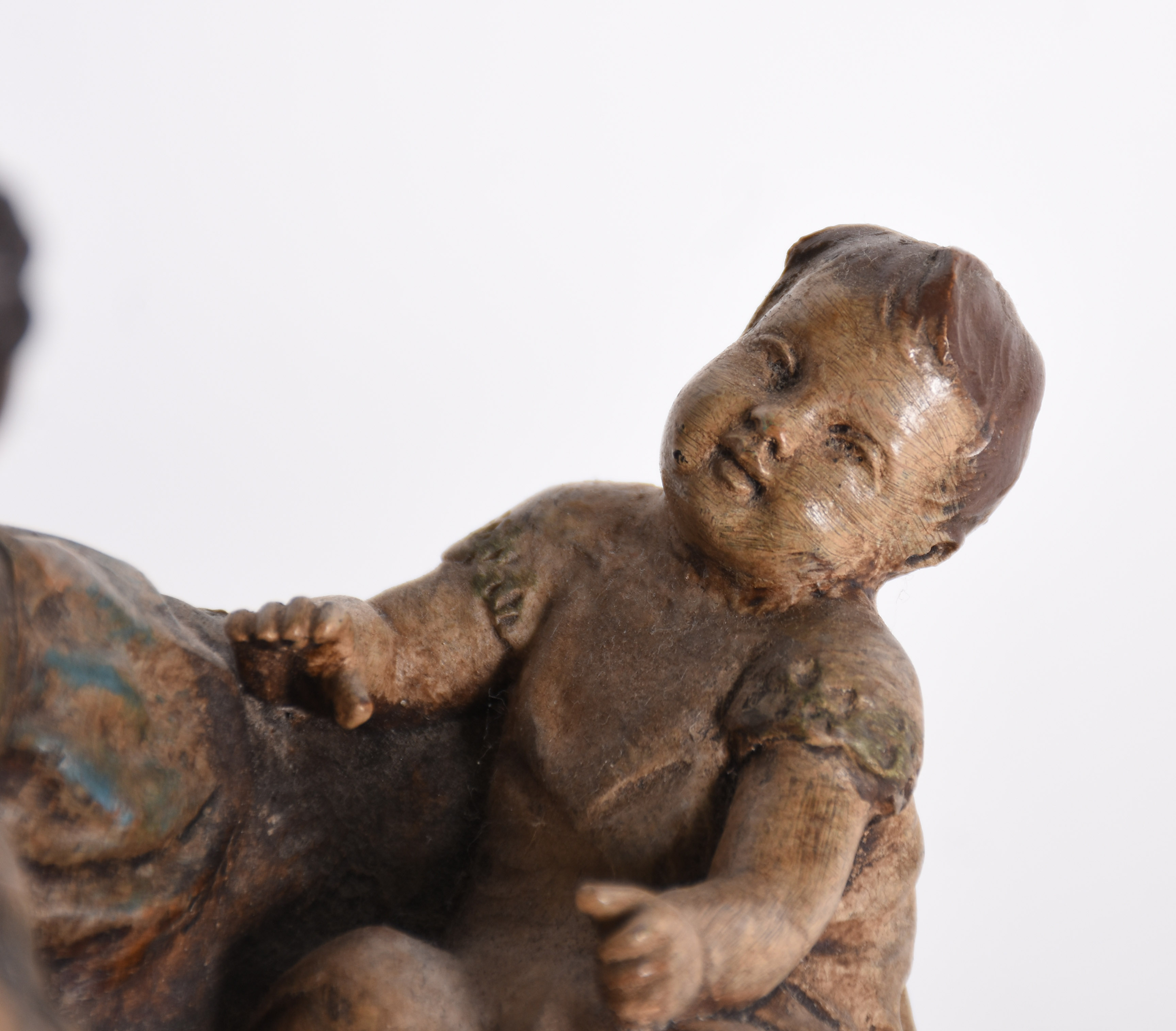 Estatueta de terracota representando "Mãe com criança no colo"... - foto 4 de 5