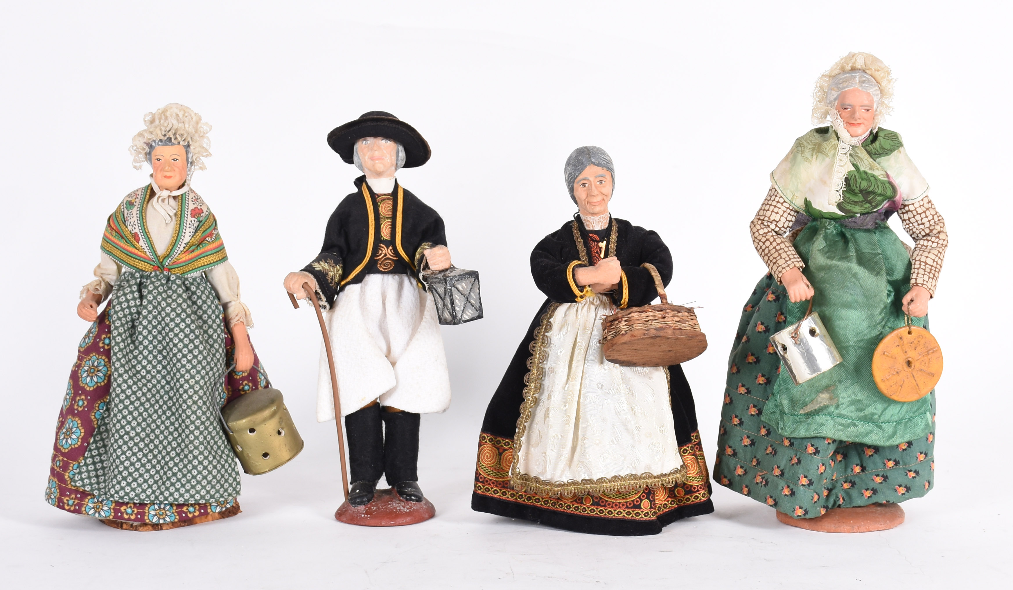 Quatro estatuetas francesas com roupas típicas em tecido. - foto 1 de 6