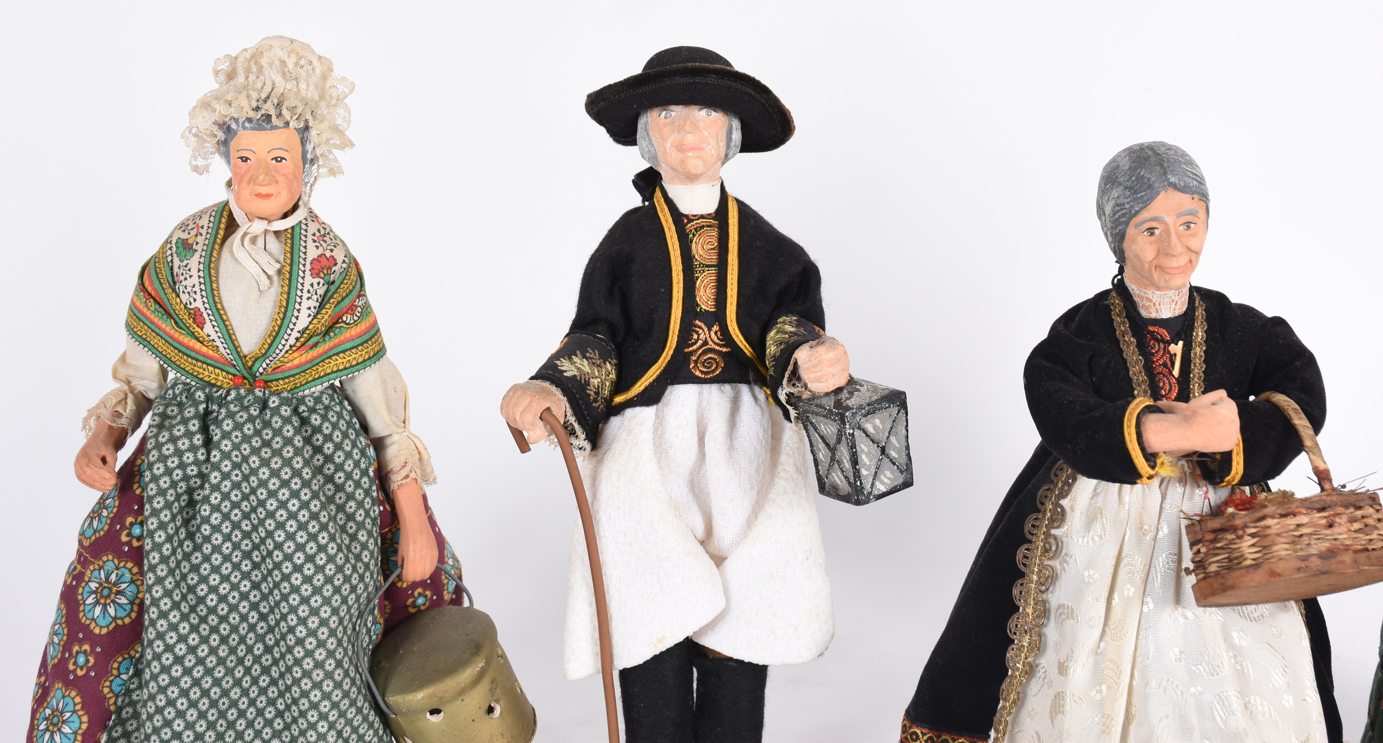 Quatro estatuetas francesas com roupas típicas em tecido. - foto 2 de 6